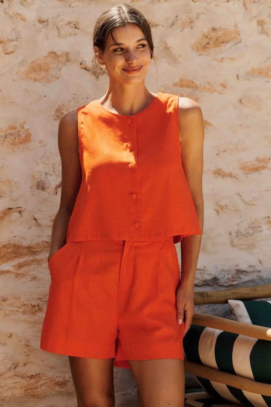 Veste - gilet de costume femme - sans manches orange en lin - boutons recouverts