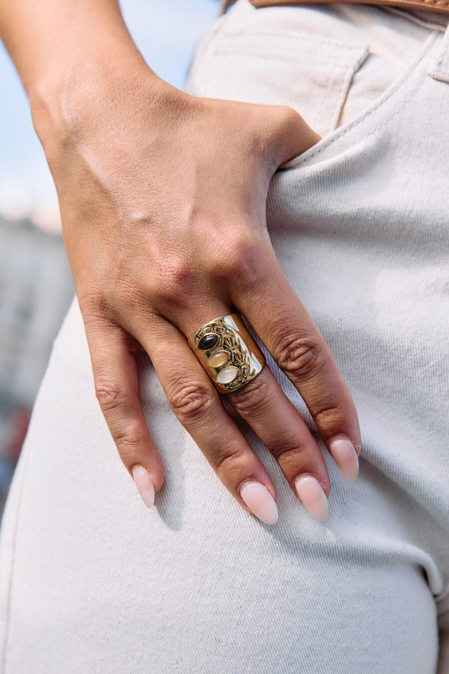 bague large doré ornée de trois pierres marron beige verticales