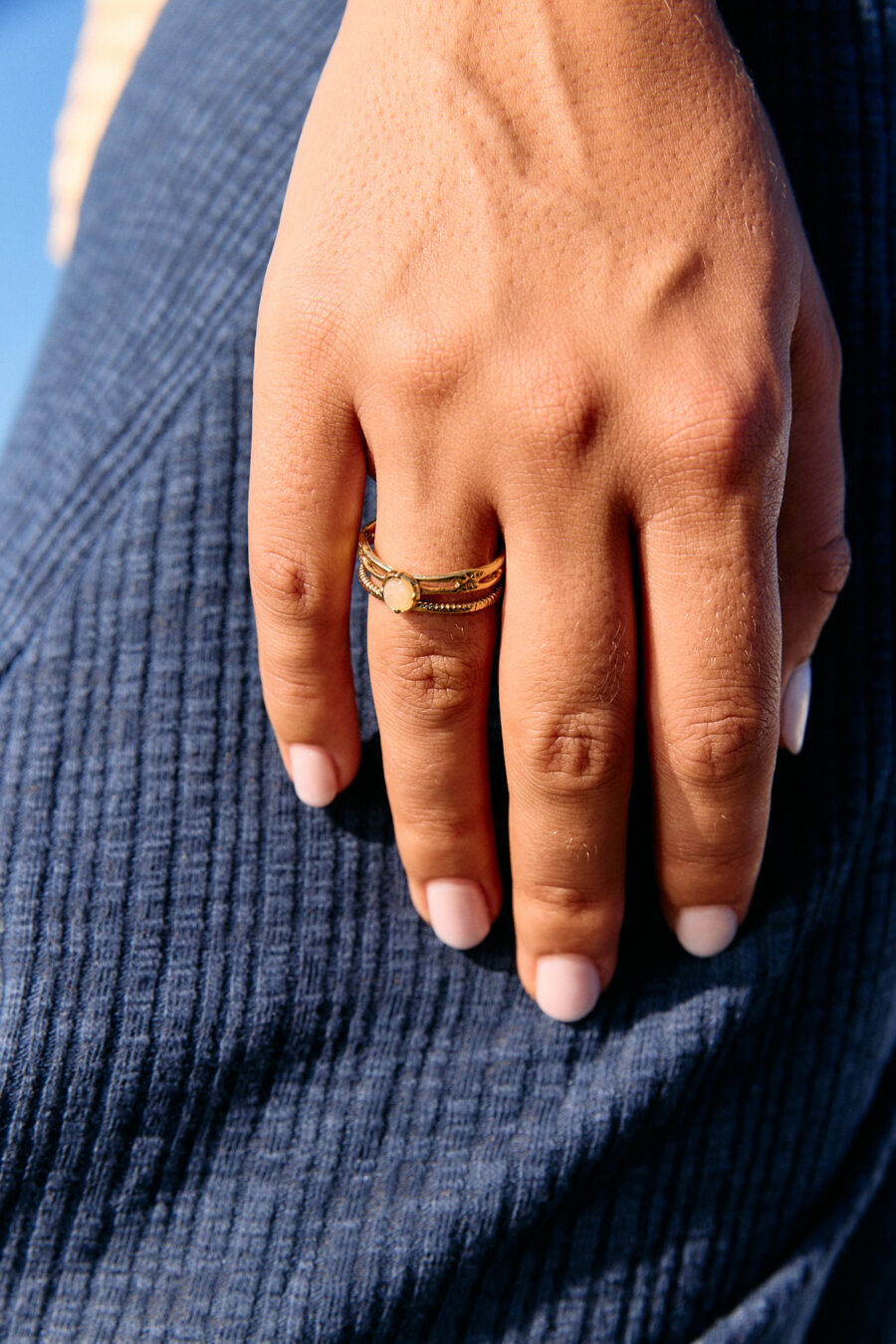 Femme bague dorée triple anneaux - rangs avec pierre blanche translucide - Sahoma