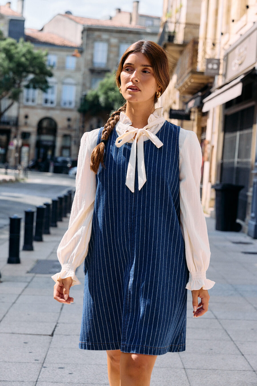 Blouse Ysa blanche Sahoma, coupe ample, manches longues, et lavallière à nouer en noeud