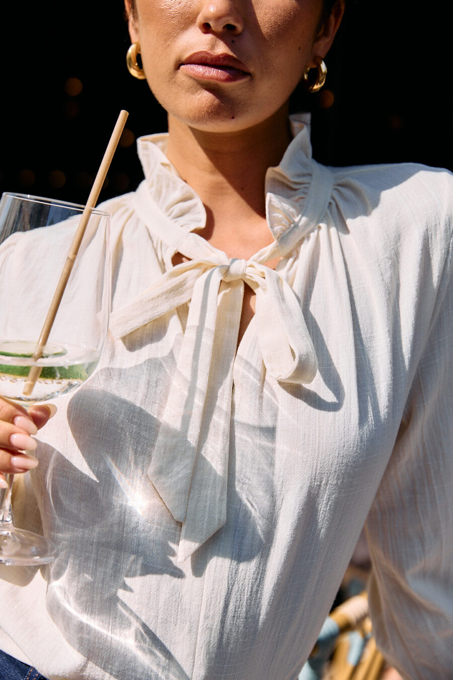 Blouse Ysa blanche Sahoma, coupe ample, manches longues, et lavallière à nouer en noeud