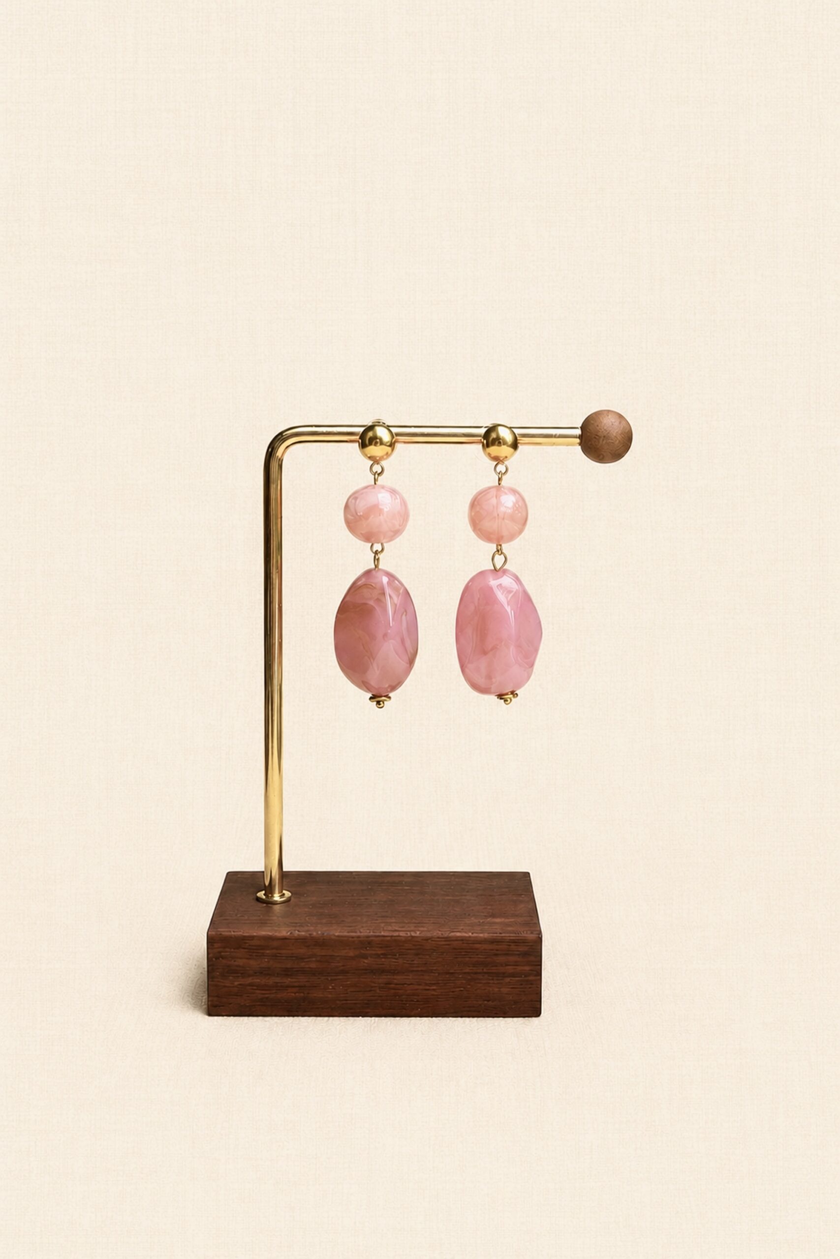 boucles-oreilles-karelle-packshot-sahoma-3 Boucles d'oreilles pendantes formes gouttes à pierres effet marbré rose | Sahoma