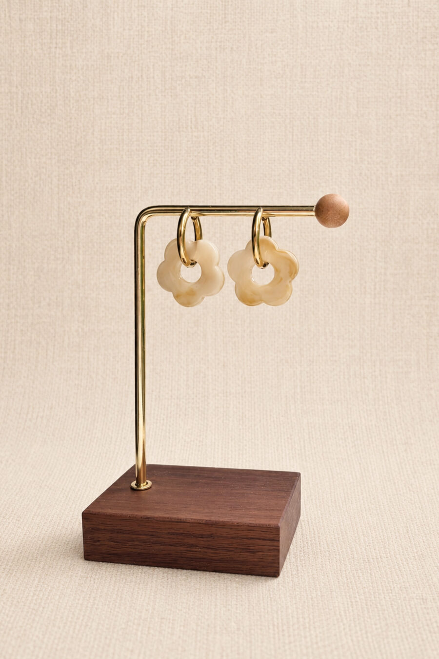Boucles d’oreilles créoles forme - fleur effet marbré - couleur beige ivoire -