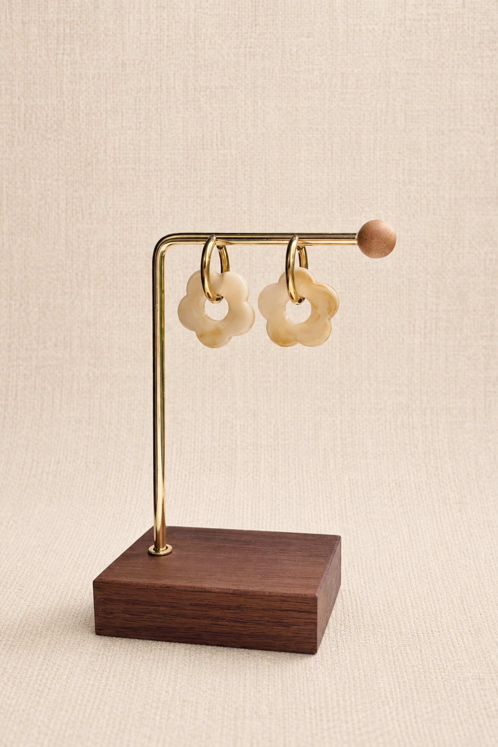 boucles-oreilles-perrine-beige Boucles d’oreilles créoles forme - fleur effet marbré - couleur beige ivoire -
