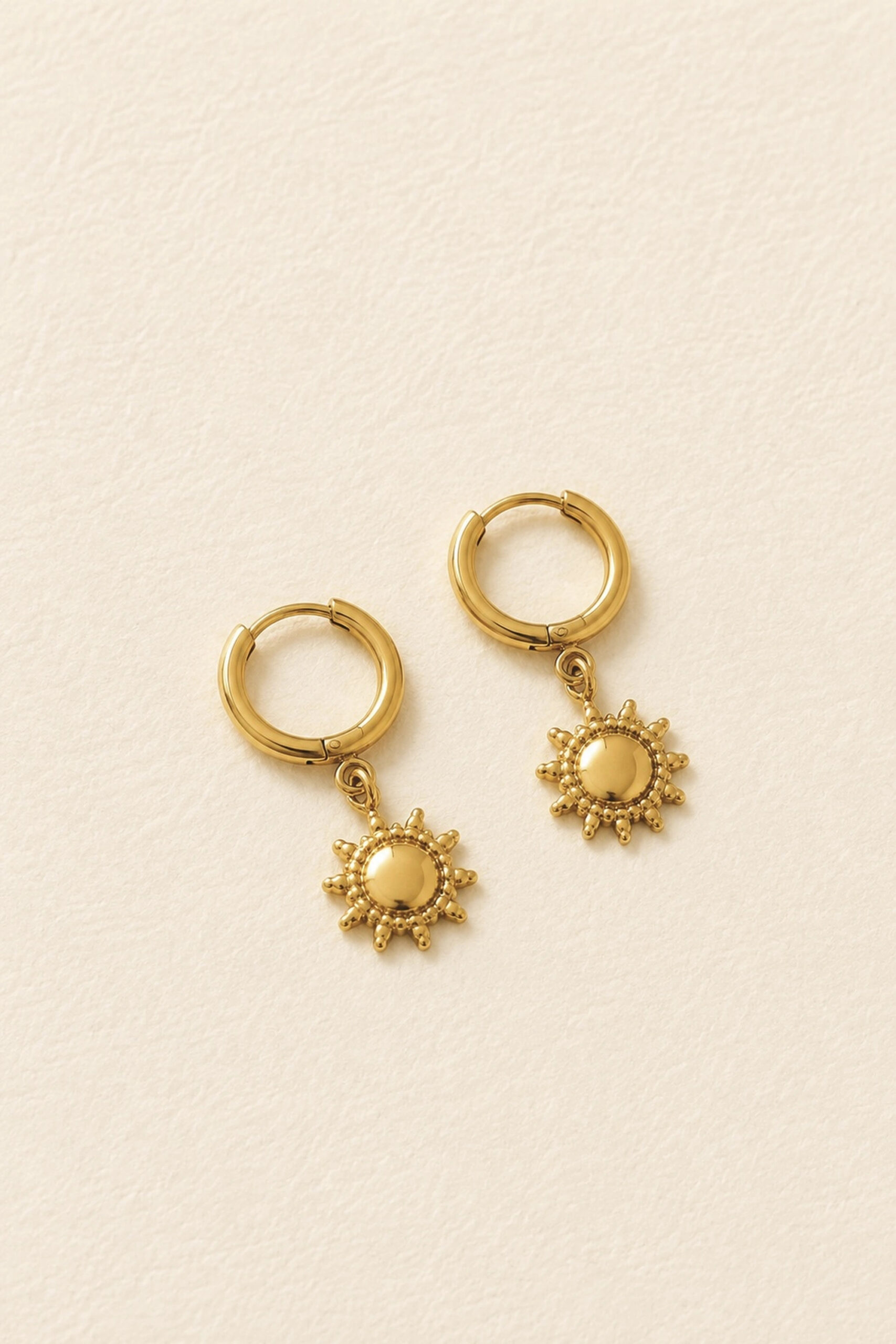 boucles-oreilles-silvia-dorees-packshot-sahoma-00003 Boucles d’oreilles femme créoles dorées pendentif soleil - Sahoma