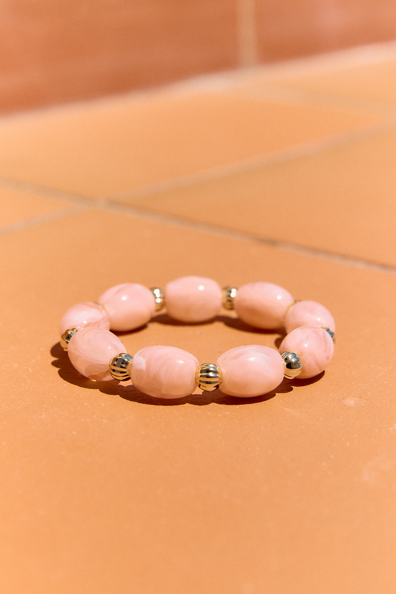 bracelet-lison-rose-sahoma-00001 Bracelet Lison Sahoma aux grosses perles ovales roses montées sur élastique - Sahoma