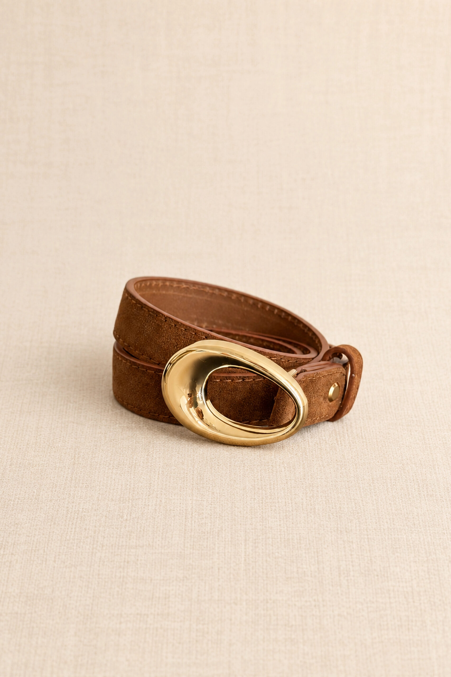 ceinture-olympe-camel-packshot-sahoma-00007 Ceinture femme ajustable en cuir camel avec boucle dorée - 5 trous - Sahoma