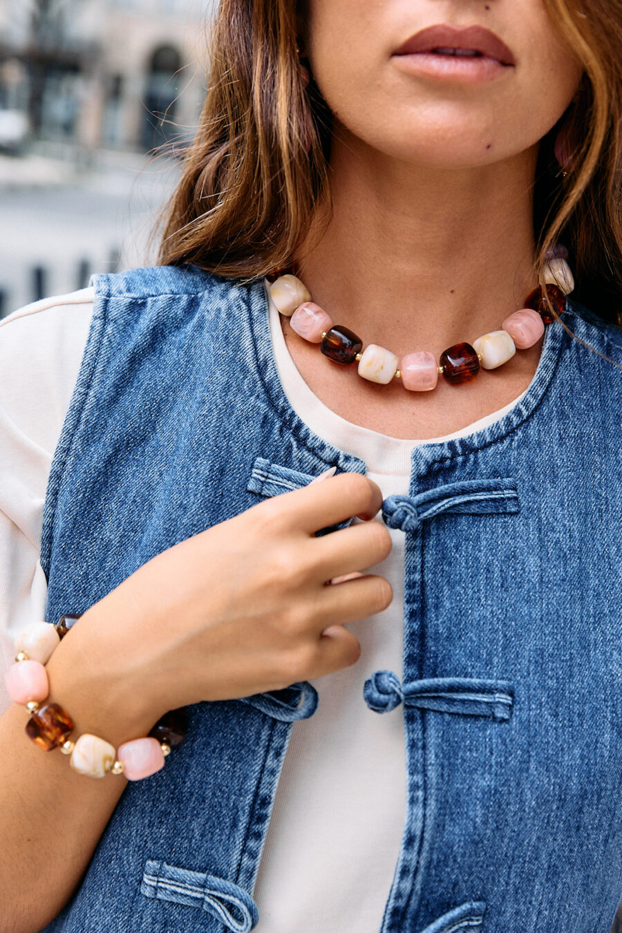 Collier Clovis Sahoma rose,grosses perles carrés arrondies multicolore