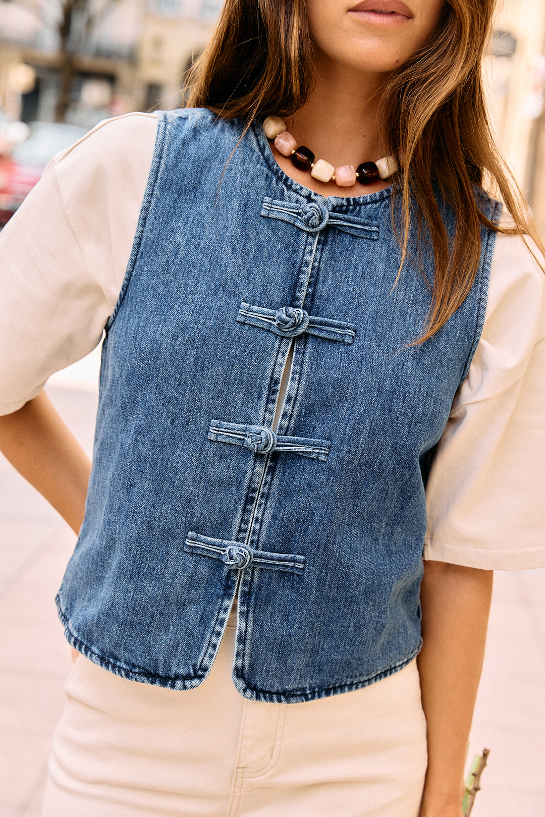 gilet-mallory-bleu-sahoma-3 Veste femme en jean bleu brut sans manches - boutons brandebourg | Sahoma