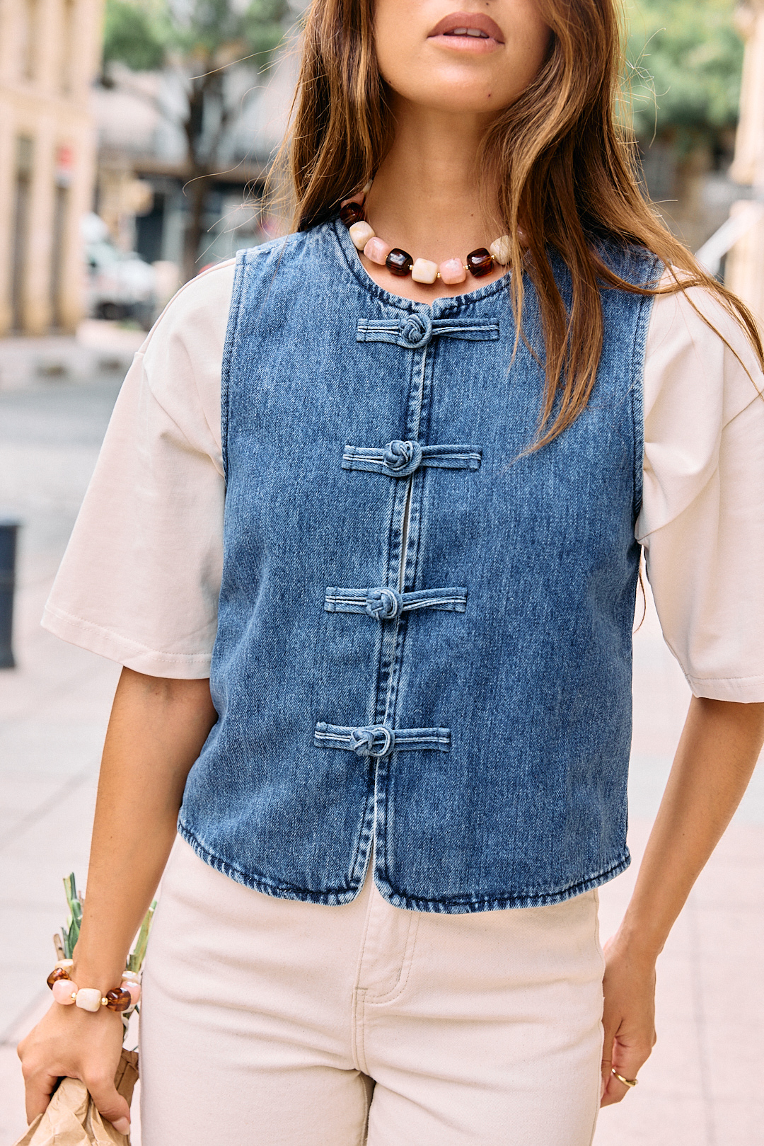 gilet-mallory-bleu-sahoma-4 Veste femme en jean bleu brut sans manches - boutons brandebourg | Sahoma