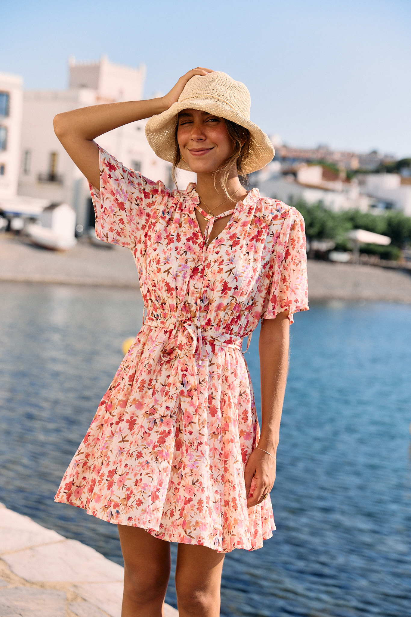 Robe femme courte à l'imprimé fleuri rose – Col V et manches courtes fluide - Sahoma