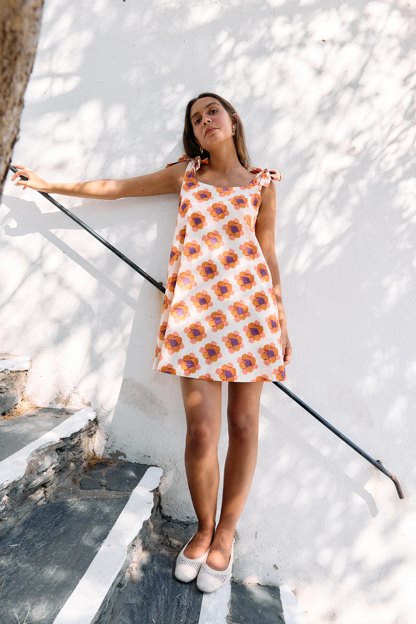 robe-farrah-orange-sahoma-00002 Robe femme courte à bretelles ajustables à nouer - imprimé fleuri maxi 70's