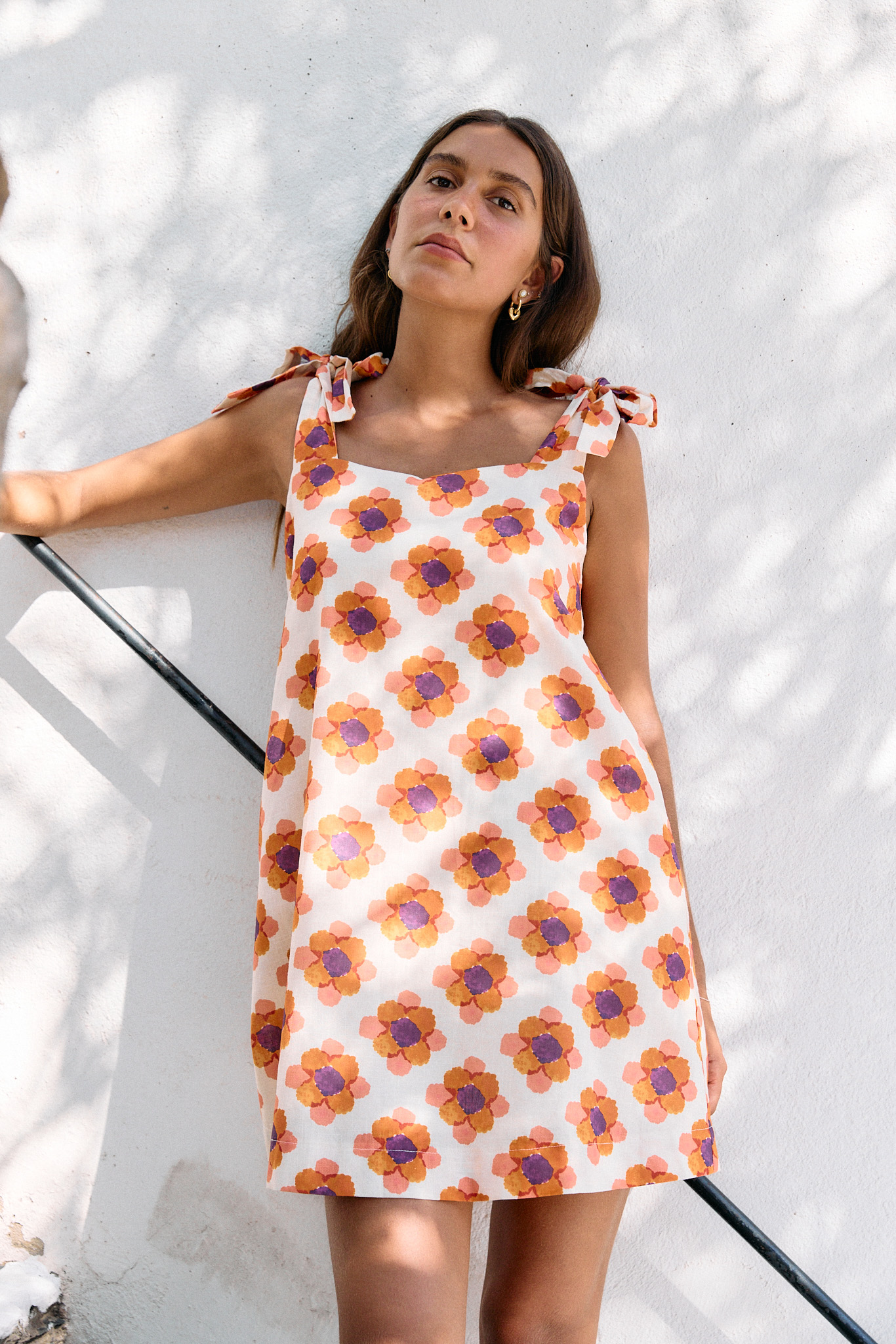 Robe femme courte à bretelles ajustables à nouer - imprimé fleuri maxi 70's