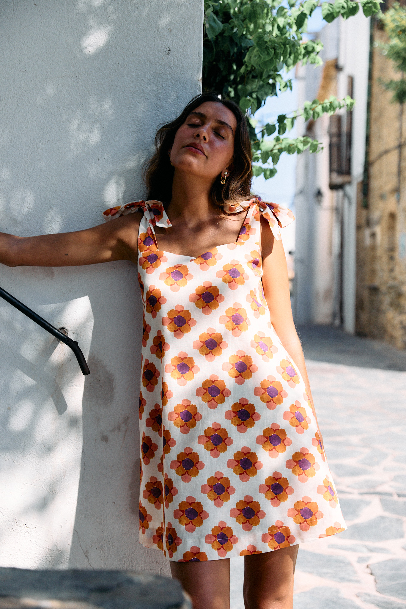 robe-farrah-orange-sahoma-00007 Robe femme courte à bretelles ajustables à nouer - imprimé fleuri maxi 70's
