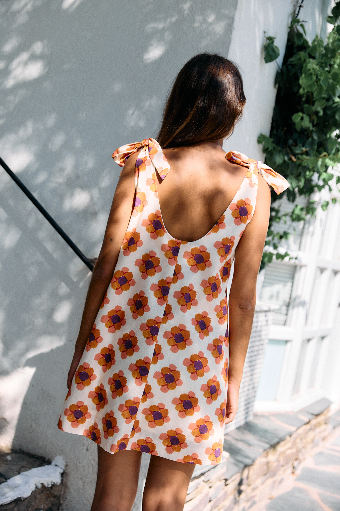 robe-farrah-orange-sahoma-00008 Robe femme courte à bretelles ajustables à nouer - imprimé fleuri maxi 70's