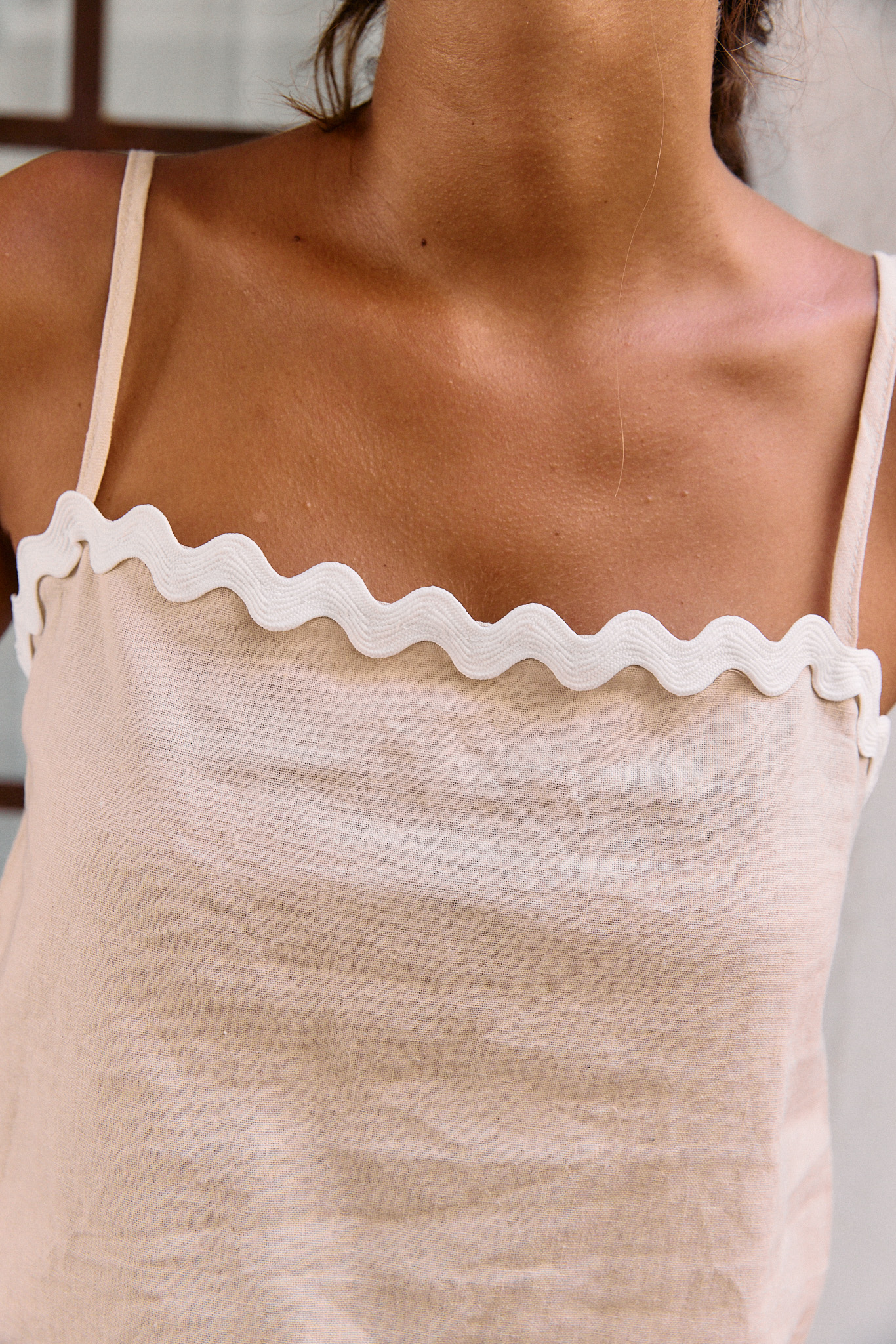Top - débardeur femme court sans manches beige – bretelles fines - coupe courte - finitions col ondulé | Sahoma