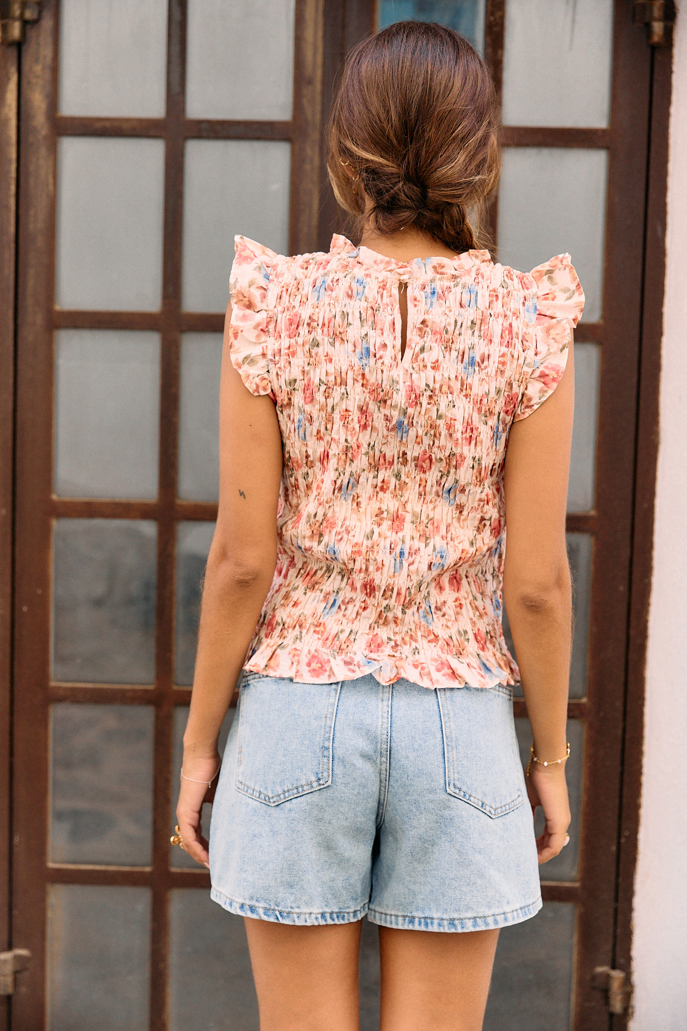 top-rosia-rose-sahoma-00002 Top femme multicolore à smocks finition volant sans manches - imprimé fleuri - Sahoma