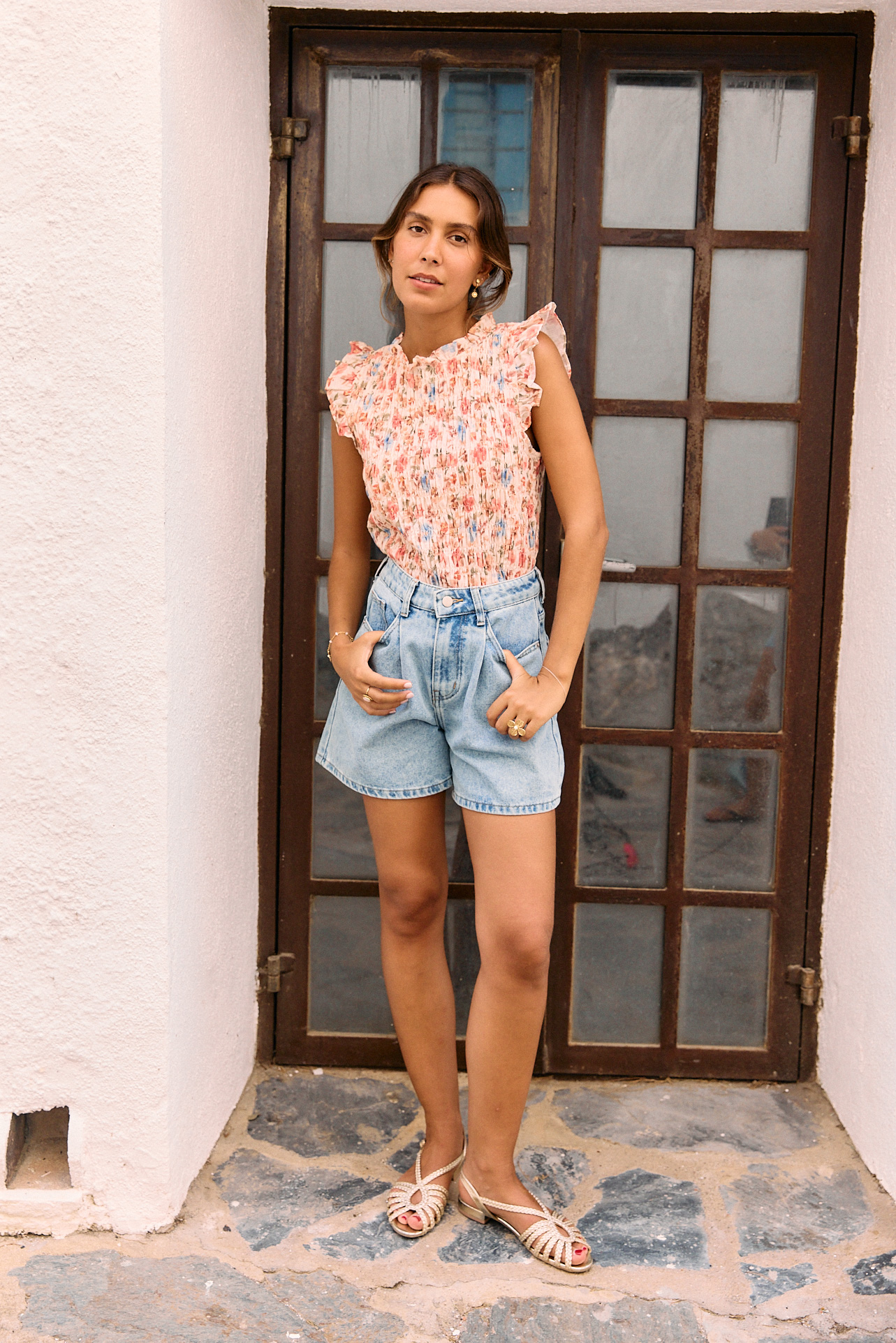 top-rosia-rose-sahoma-00003 Top femme multicolore à smocks finition volant sans manches - imprimé fleuri - Sahoma