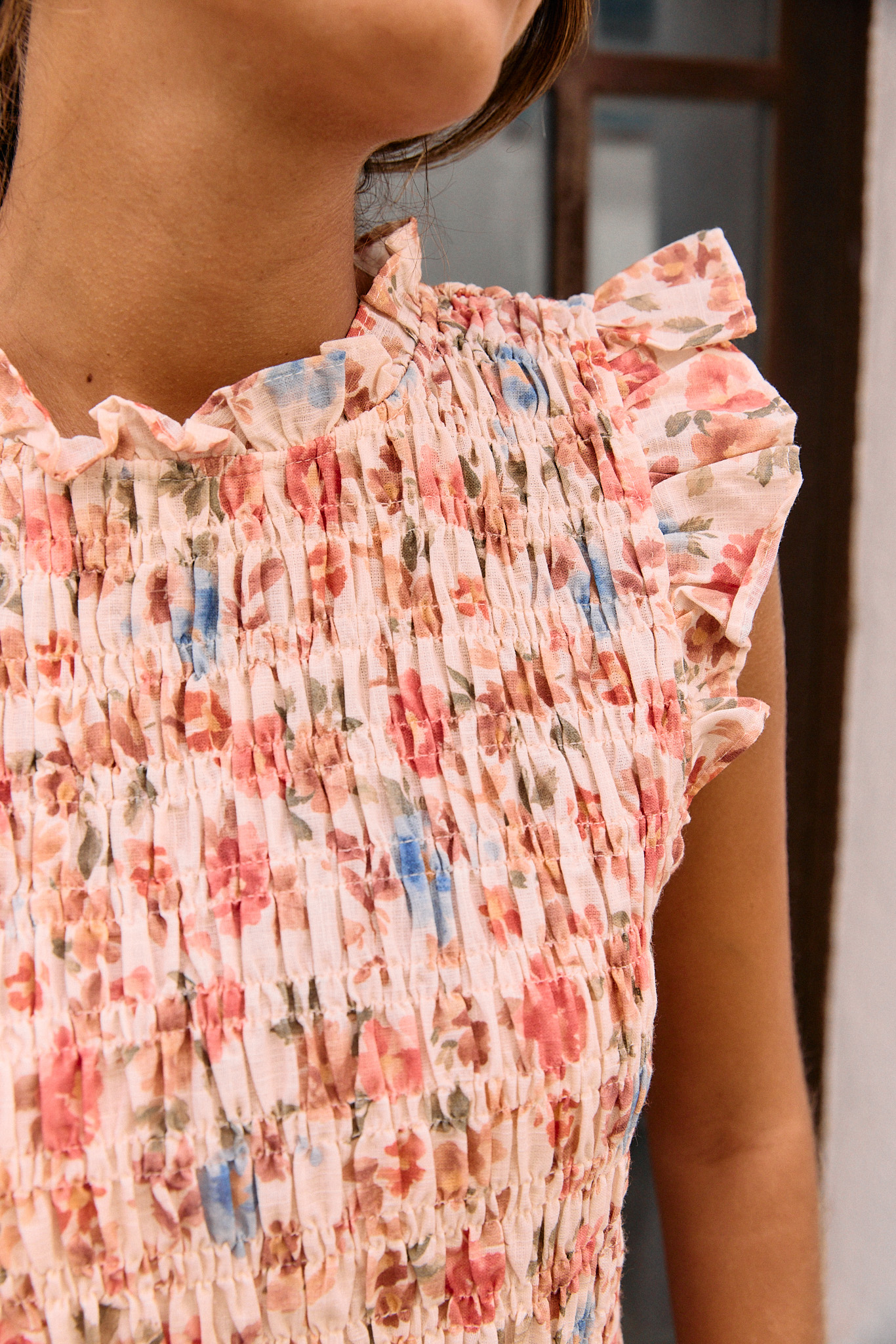 top-rosia-rose-sahoma-2 Top femme multicolore à smocks finition volant sans manches - imprimé fleuri - Sahoma