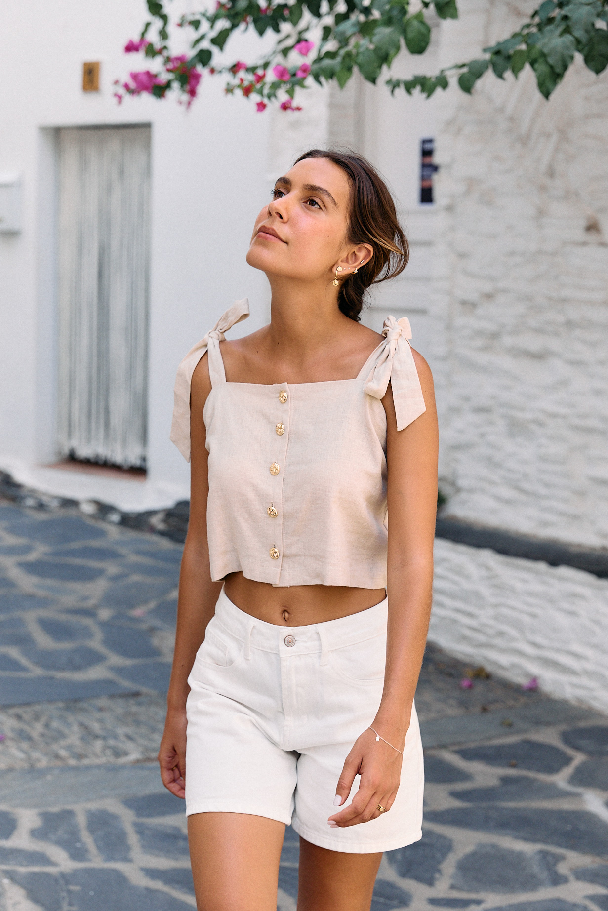 top-sole-beige-sahoma-00004 Top beige en lin - bretelles réglables à nouer - boutons dorés effet martelé | Sahoma