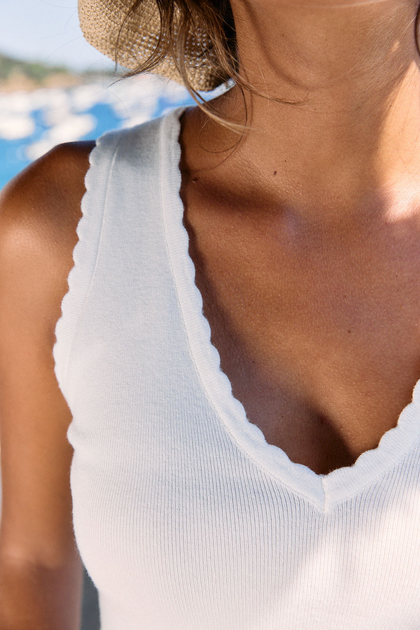 top-thea-blanc-sahoma-2 Femme top/ débardeur en maille côtelée blanc - détail ondulé