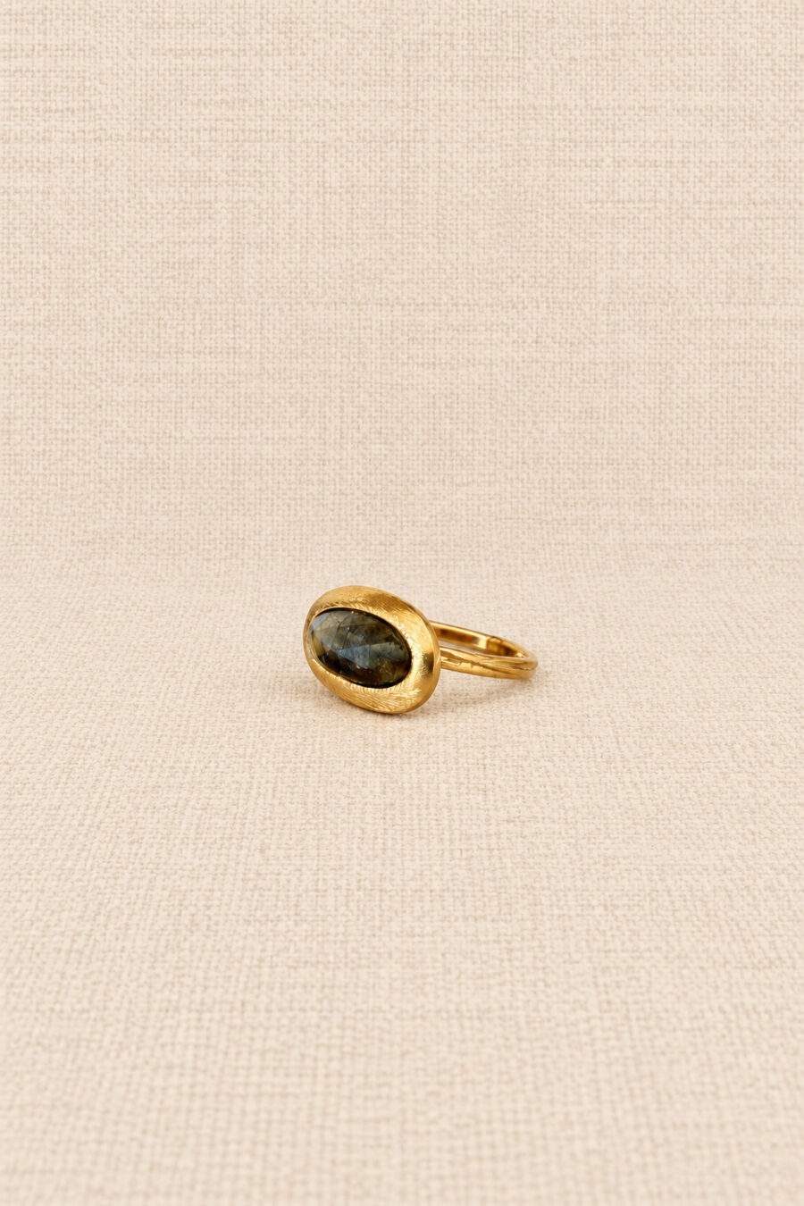 Bague dorée ajustable ornée d'une pierre verte ambrée | Élégante minimaliste | Sahoma