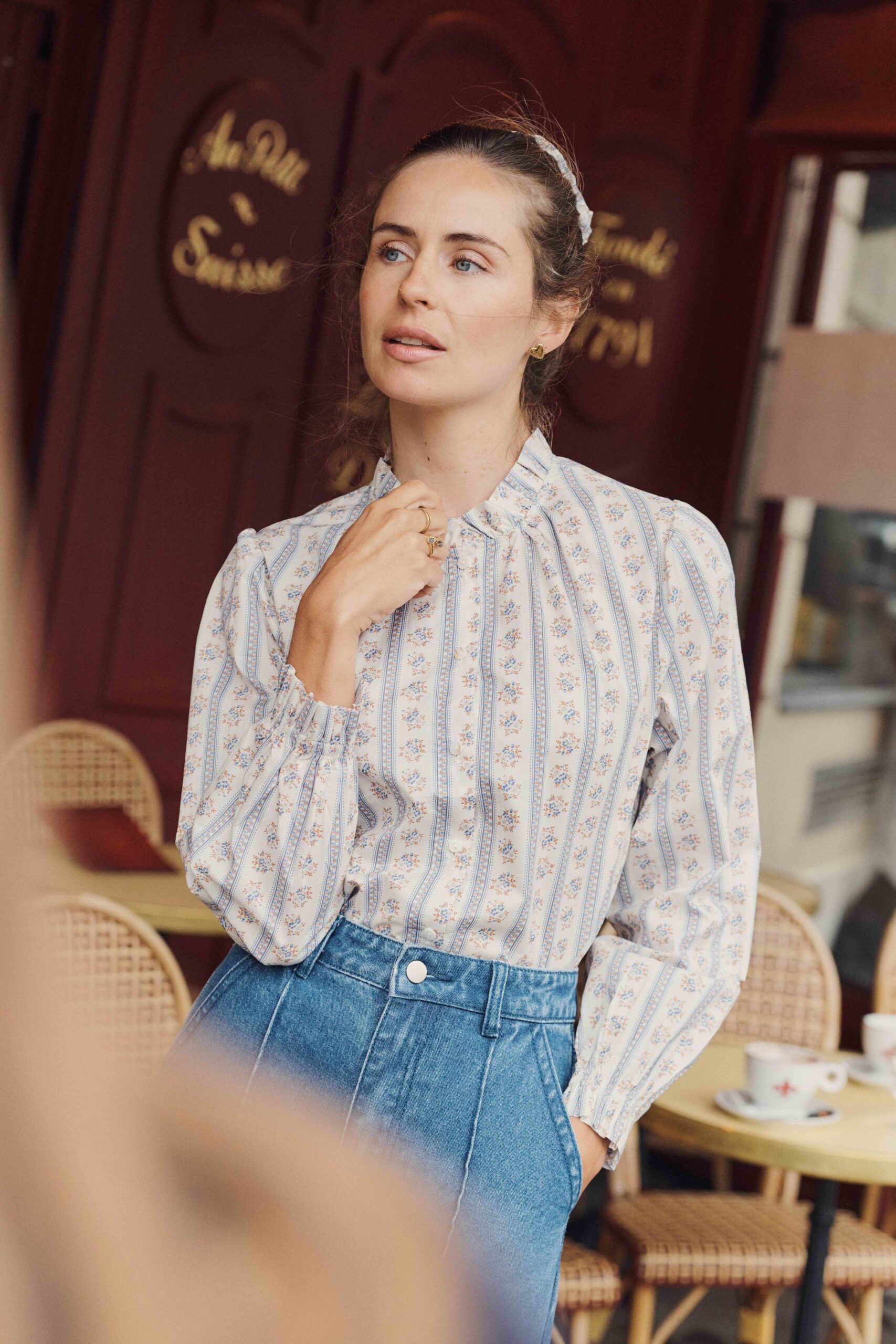 blouse-chouchou-assorti-selene-bleue-sahoma-1 Blouse femme blanche imprimé fleuri bleu | col rond à volants | chouchou assorti | Sahoma
