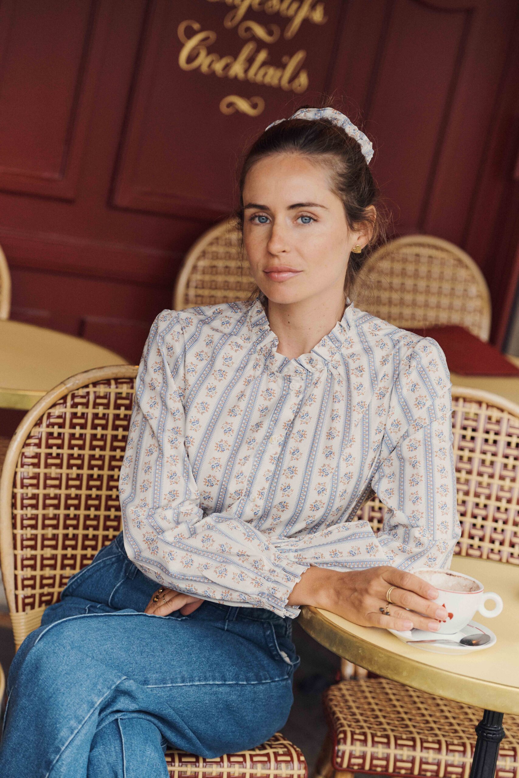 blouse-chouchou-assorti-selene-bleue-sahoma-2 Blouse femme blanche imprimé fleuri bleu | col rond à volants | chouchou assorti | Sahoma
