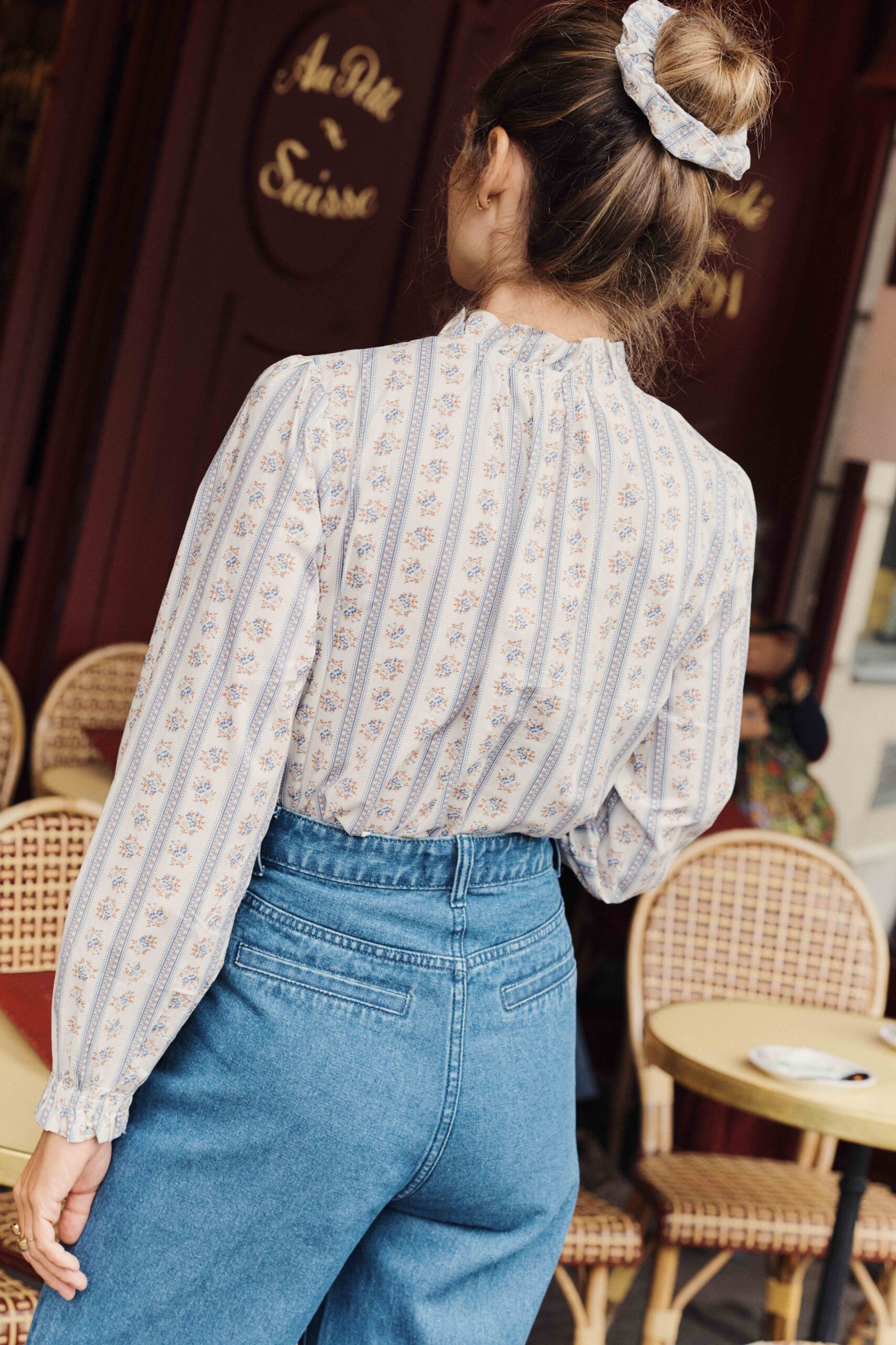 blouse-chouchou-assorti-selene-bleue-sahoma-5 Blouse femme blanche imprimé fleuri bleu | col rond à volants | chouchou assorti | Sahoma