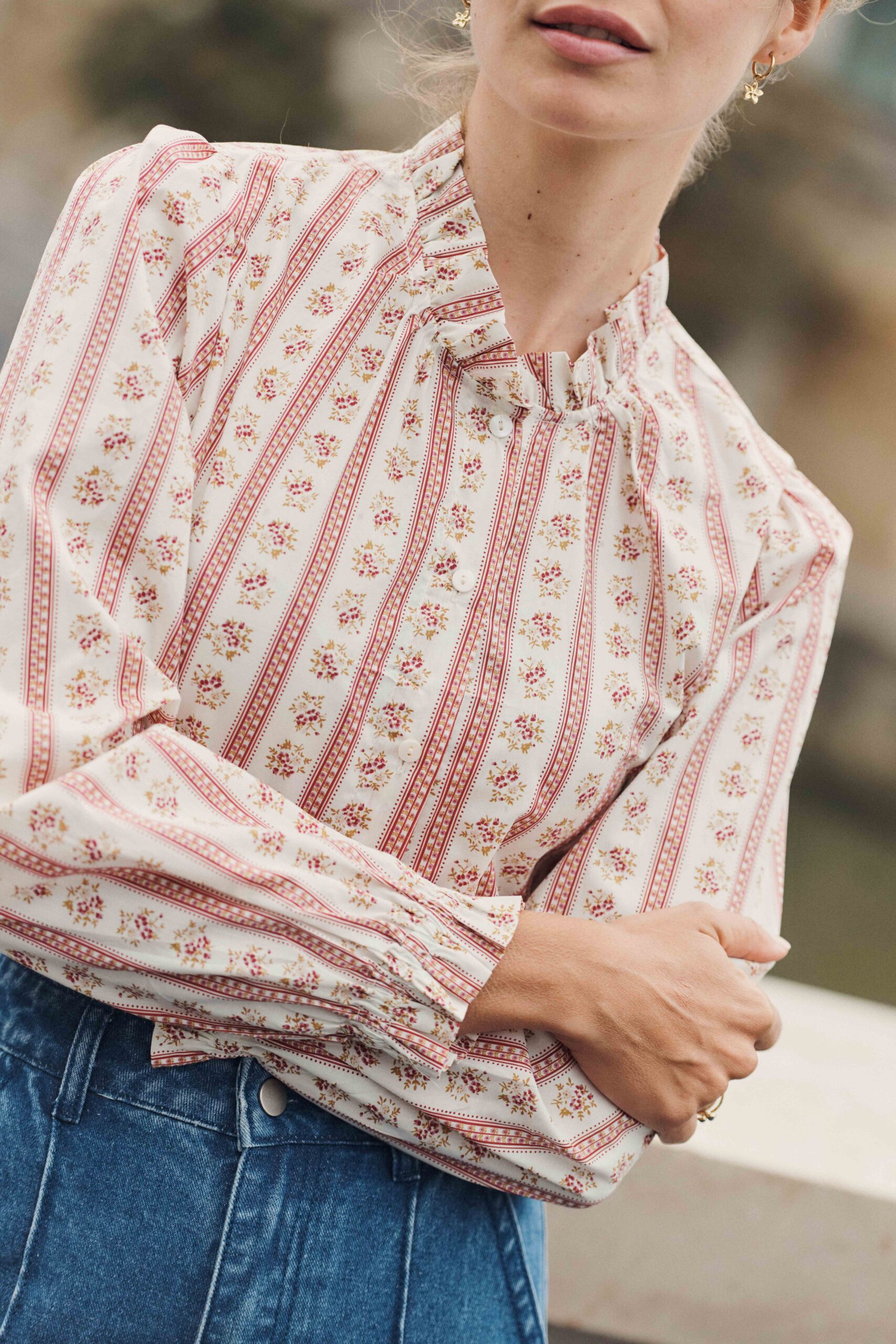 blouse-chouchou-assorti-selene-rouge-sahoma-3 Sahoma | Blouse Séléné pour femme blanche imprimé fleuri rouge | col rond à volants | chouchou assorti