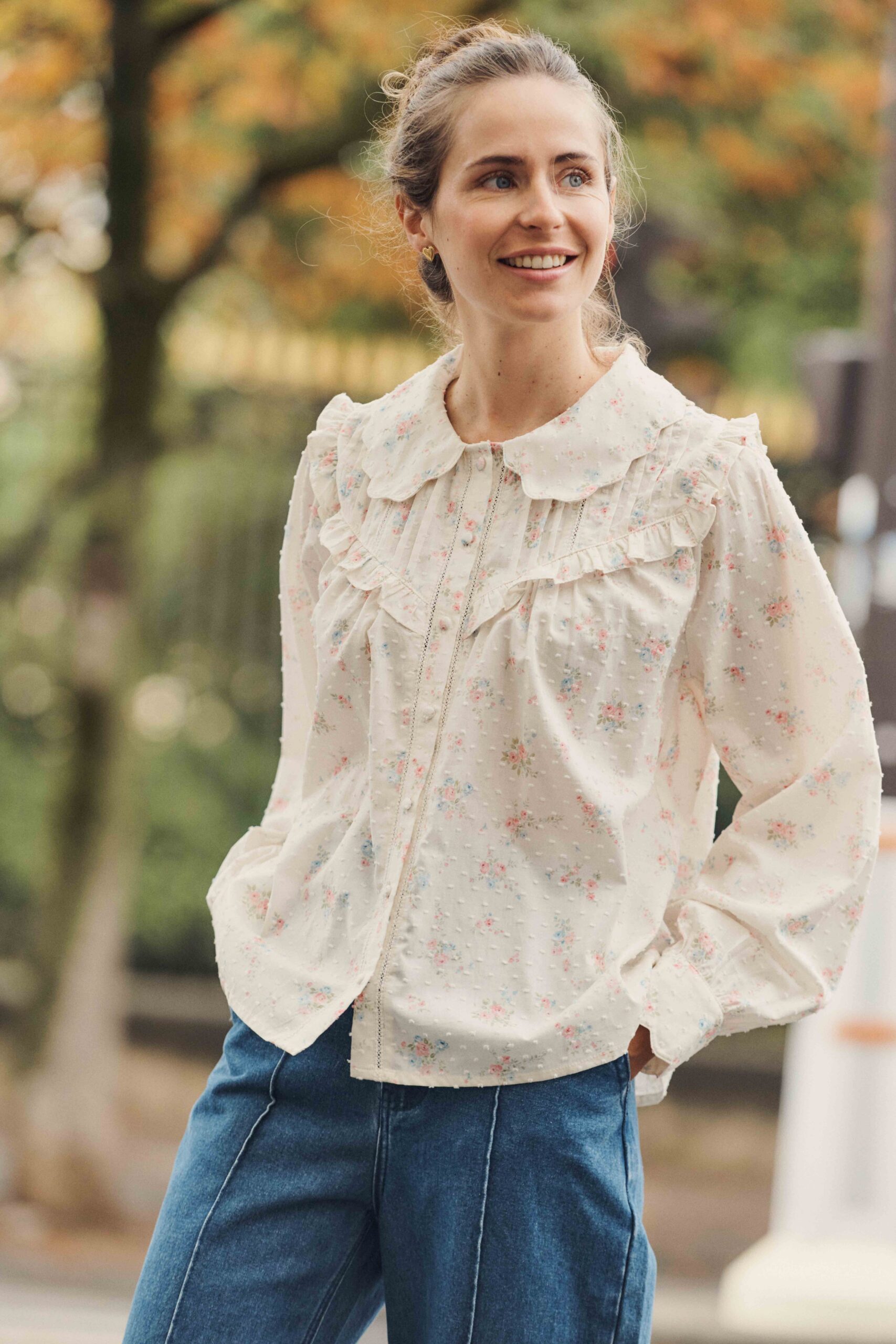 blouse-katja-fleurie-sahoma-1 Sahoma | Blouse Katja fleurie écrue à imprimé fleuri | détails volants | col Claudine | Élégance rétro