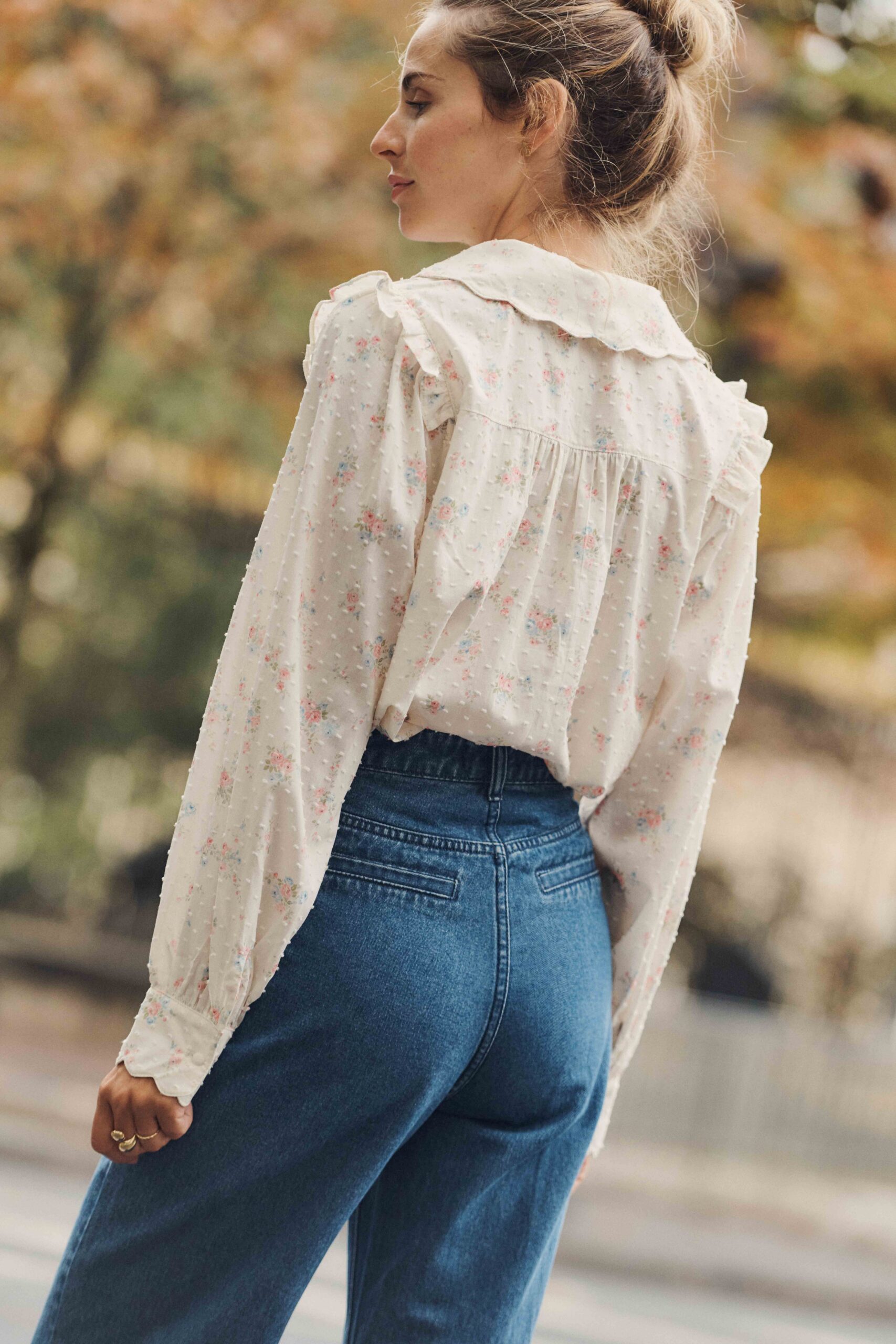 blouse-katja-fleurie-sahoma-3 Sahoma | Blouse Katja fleurie écrue à imprimé fleuri | détails volants | col Claudine | Élégance rétro