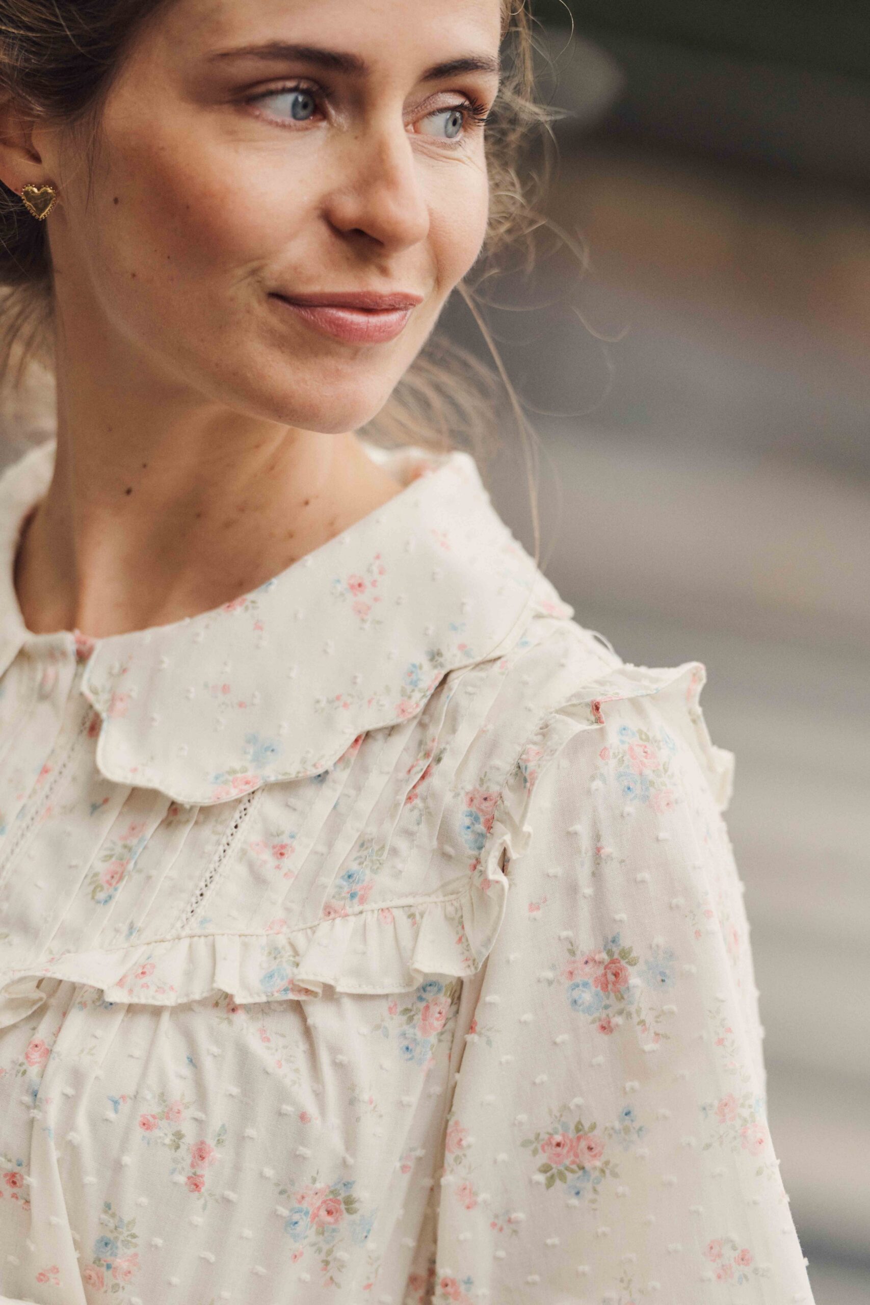 blouse-katja-fleurie-sahoma-4 Sahoma | Blouse Katja fleurie écrue à imprimé fleuri | détails volants | col Claudine | Élégance rétro