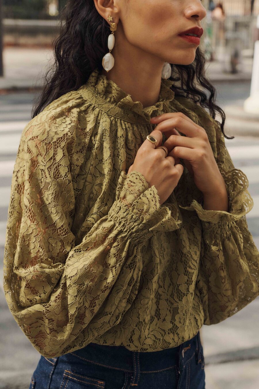 Blouse femme en dentelle vert col montant et manches longues | Sahoma