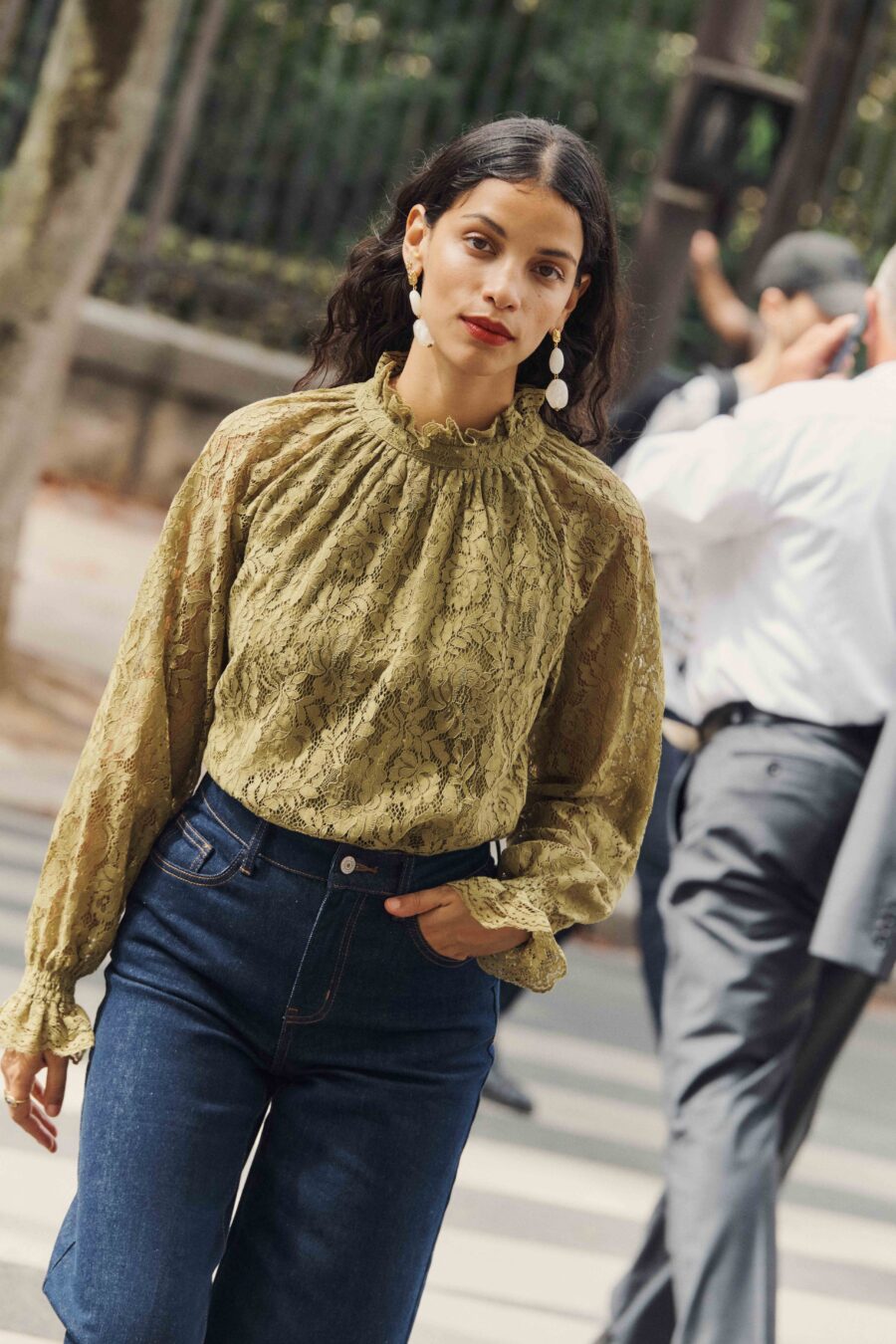 Blouse femme en dentelle vert col montant et manches longues | Sahoma