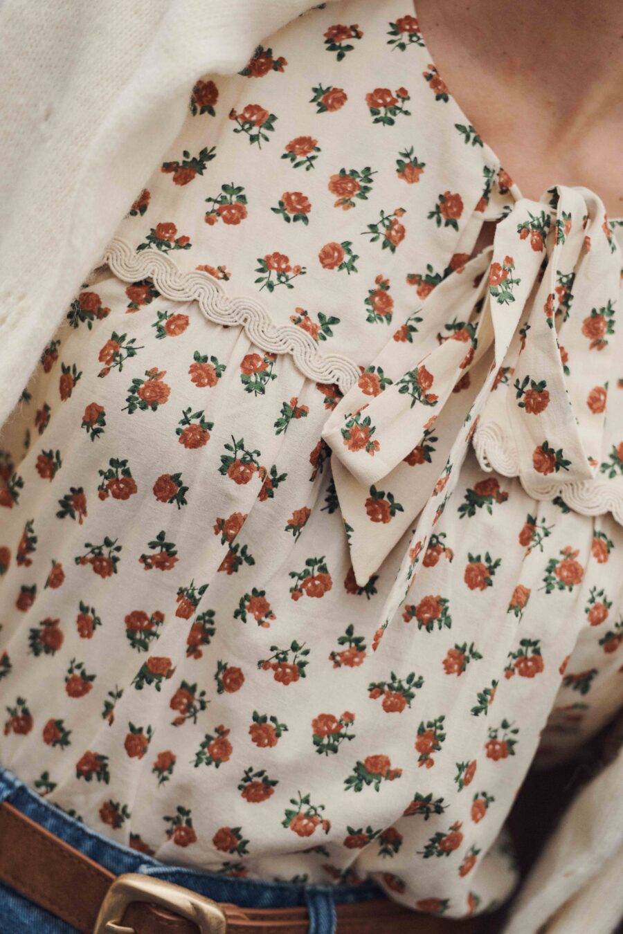 Blouse femme écrue à imprimé fleuri | Col Claudine extra large | Sahoma
