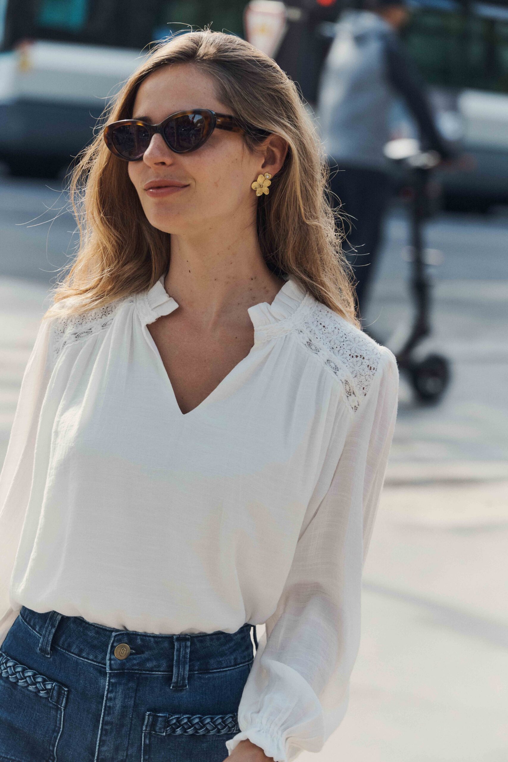 blouse-mathilde-blanche-sahoma-4 Blouse femme blanche | coupe fluide et ample | dentelle aux épaules | col rond | Sahoma