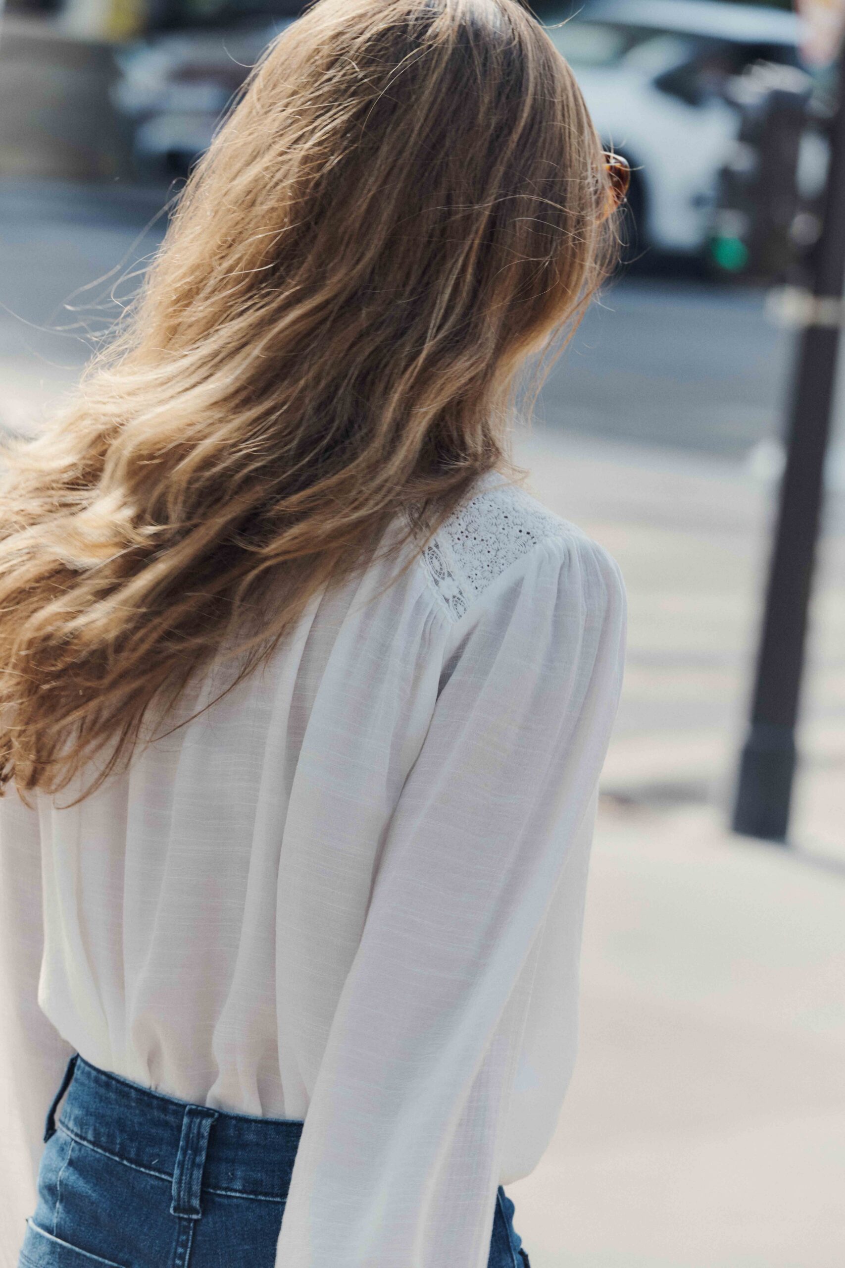 blouse-mathilde-blanche-sahoma-5 Blouse femme blanche | coupe fluide et ample | dentelle aux épaules | col rond | Sahoma