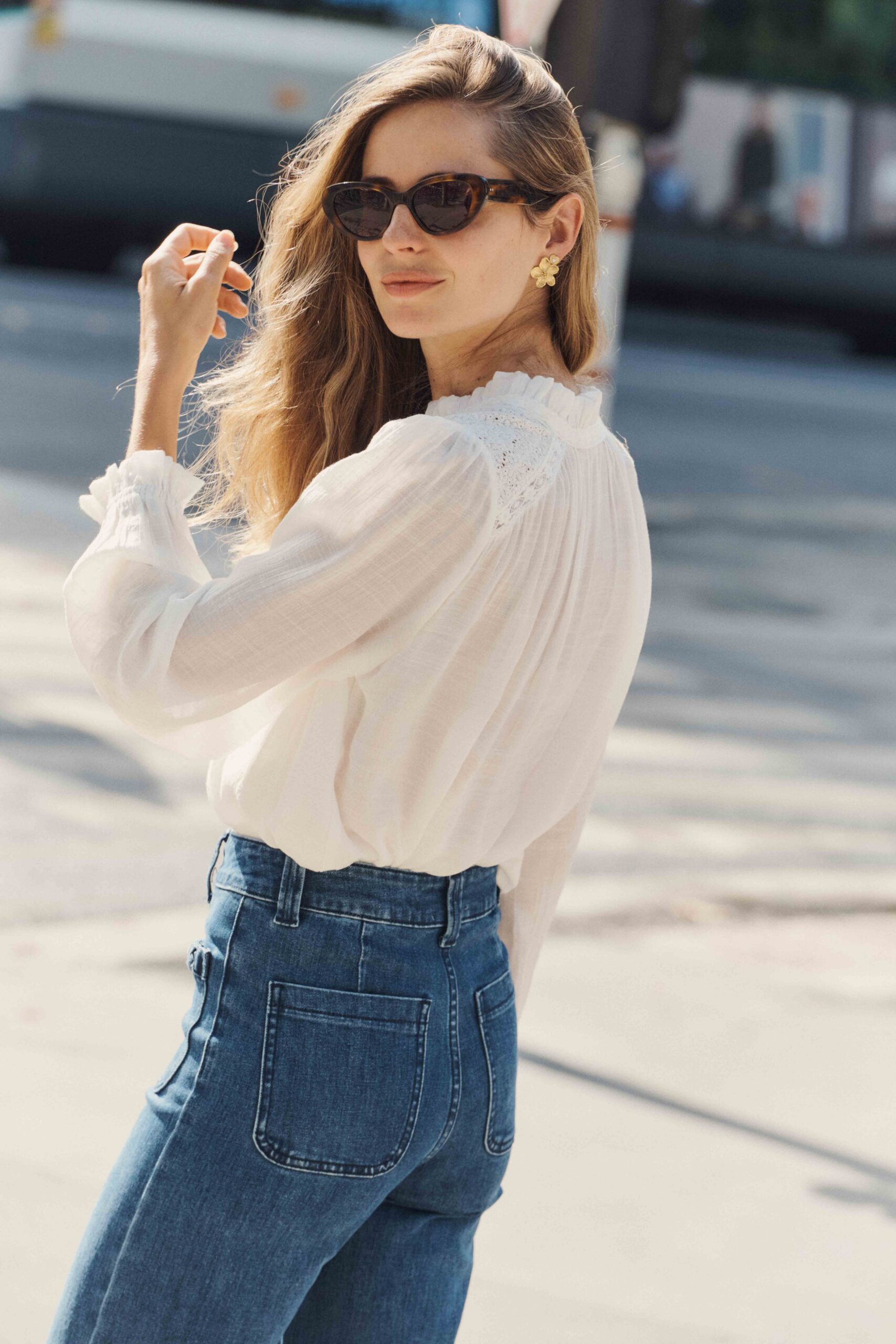 blouse-mathilde-blanche-sahoma-6 Blouse femme blanche | coupe fluide et ample | dentelle aux épaules | col rond | Sahoma