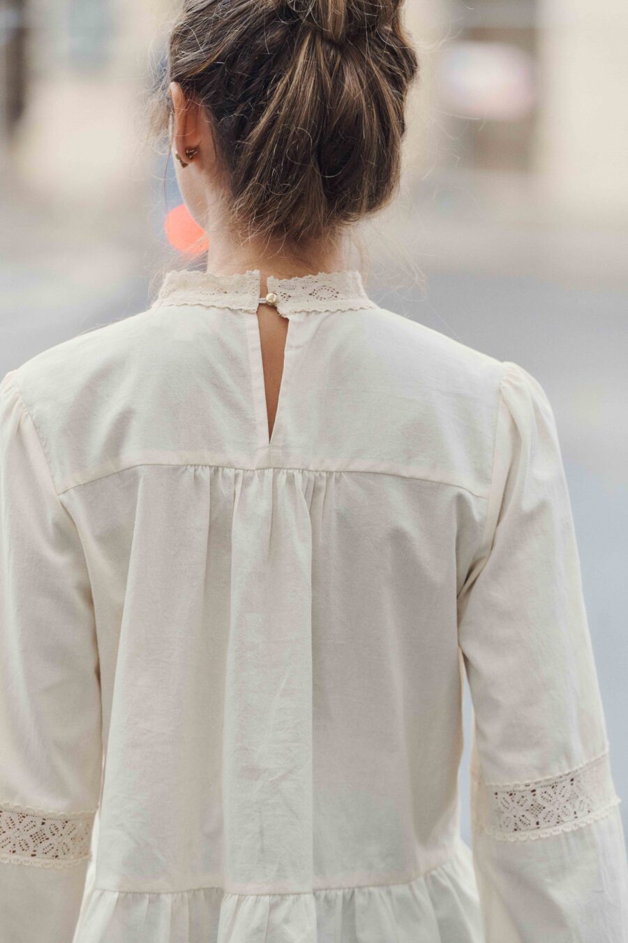 Blouse femme écrue en dentelle | Col rond et manches longues | féminine et élégante | Sahoma