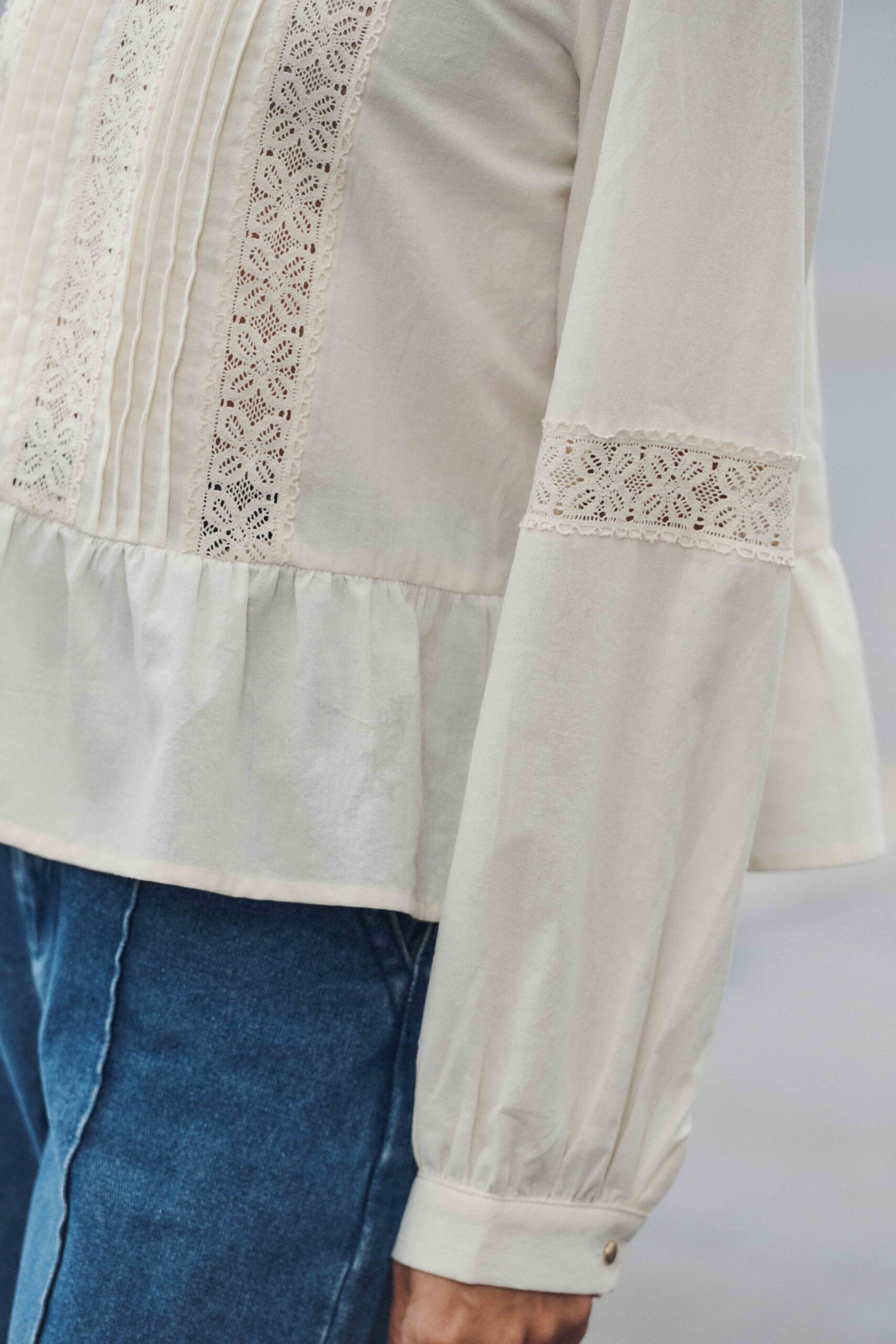 blouse-ornelia-blanche-sahoma-2 Blouse femme écrue en dentelle | Col rond et manches longues | féminine et élégante | Sahoma