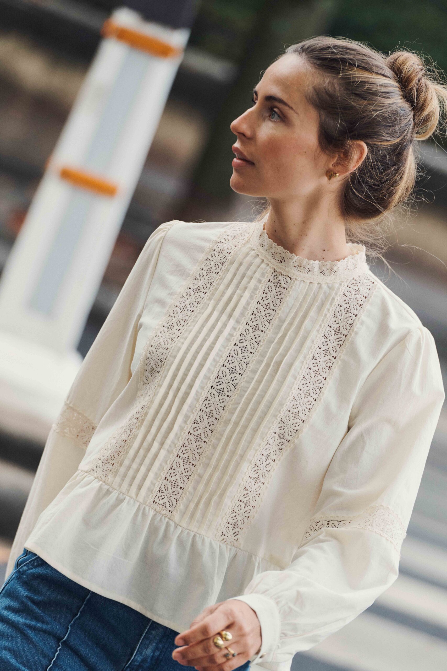 blouse-ornelia-blanche-sahoma-3 Blouse femme écrue en dentelle | Col rond et manches longues | féminine et élégante | Sahoma