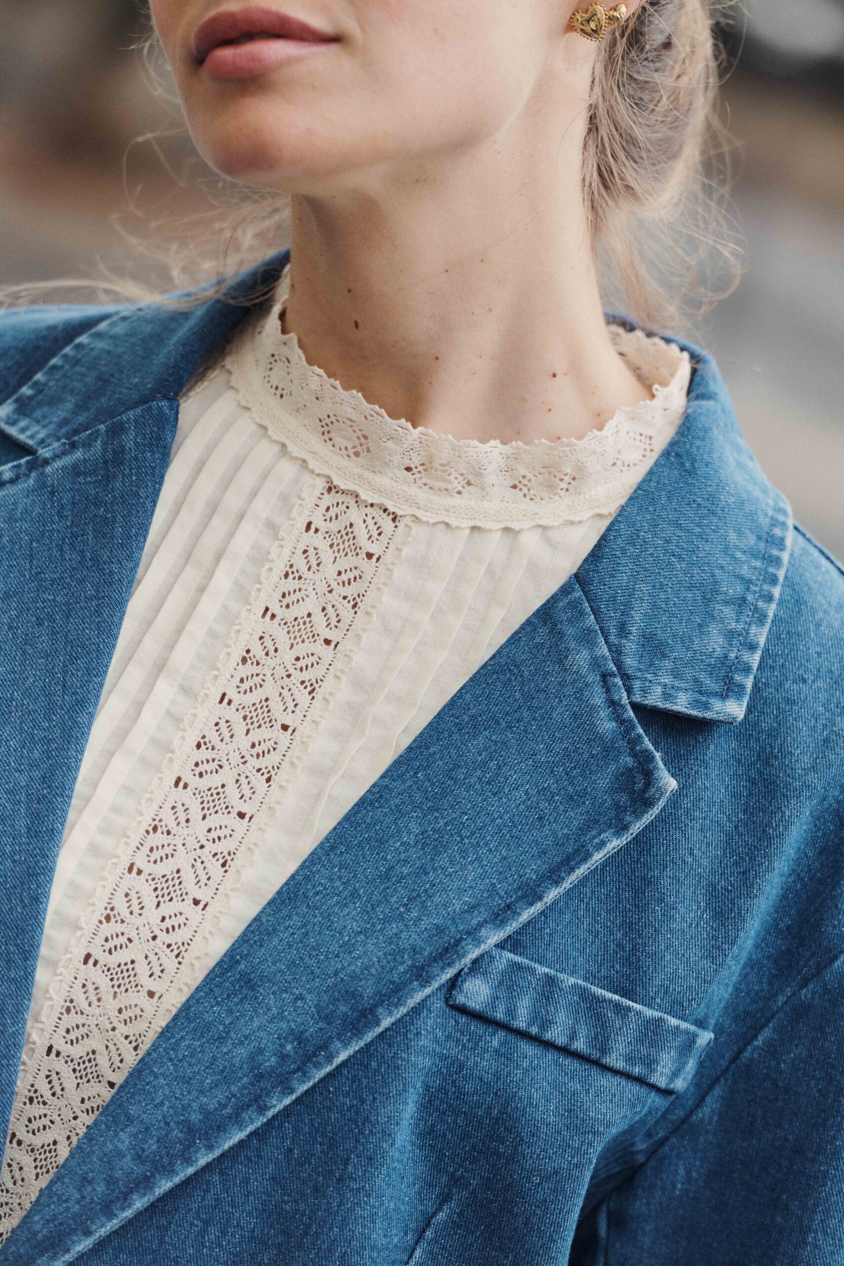 blouse-ornelia-blanche-sahoma-4 Blouse femme écrue en dentelle | Col rond et manches longues | féminine et élégante | Sahoma