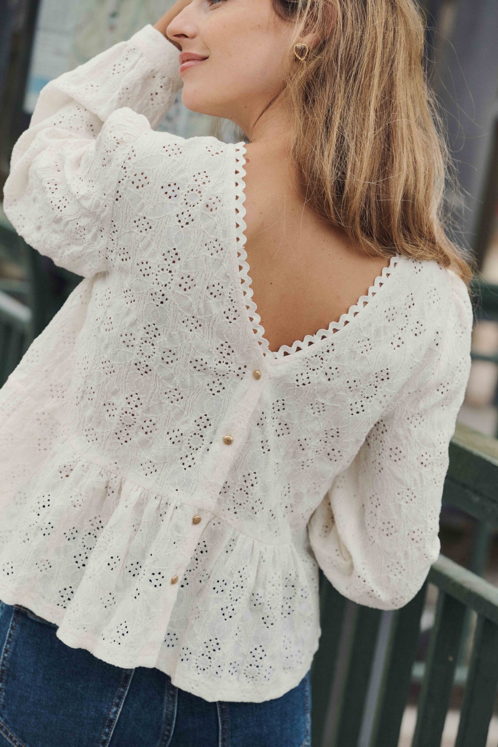 Sahoma | Blouse Ilona pour femme écru en dentelle réversible | décolleté en V ou arrondi | féminine et élégante