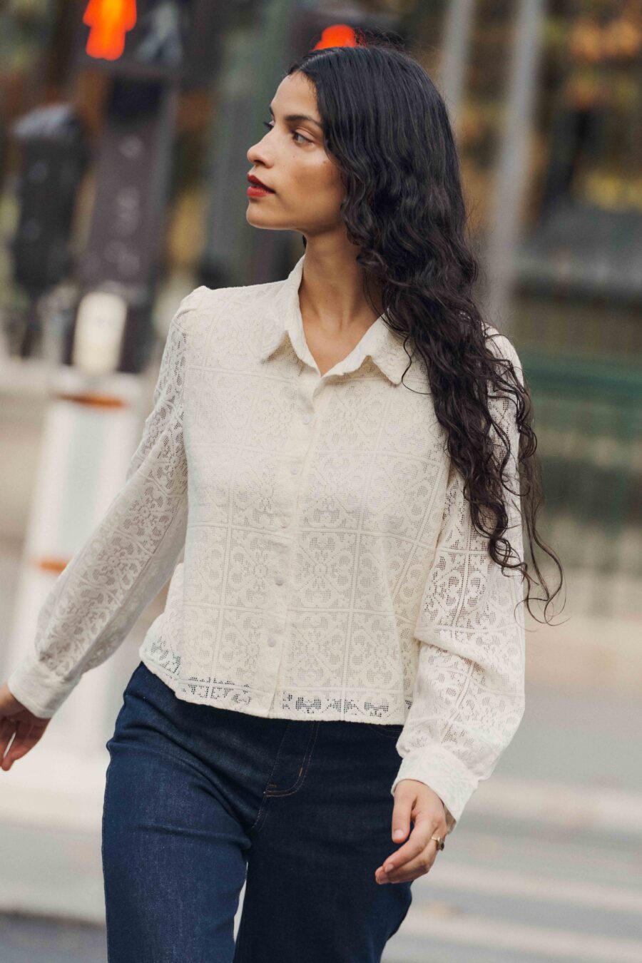 Chemise femme écrue en dentelle col revers et manches longues | Sahoma