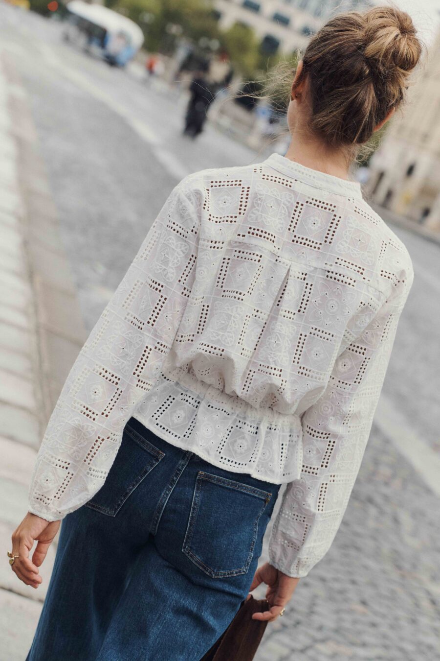 Sahoma | Blouse Ylva blanche pour femme en broderie anglaise | col rond | manches longues | détail ajouré et lien à la taille