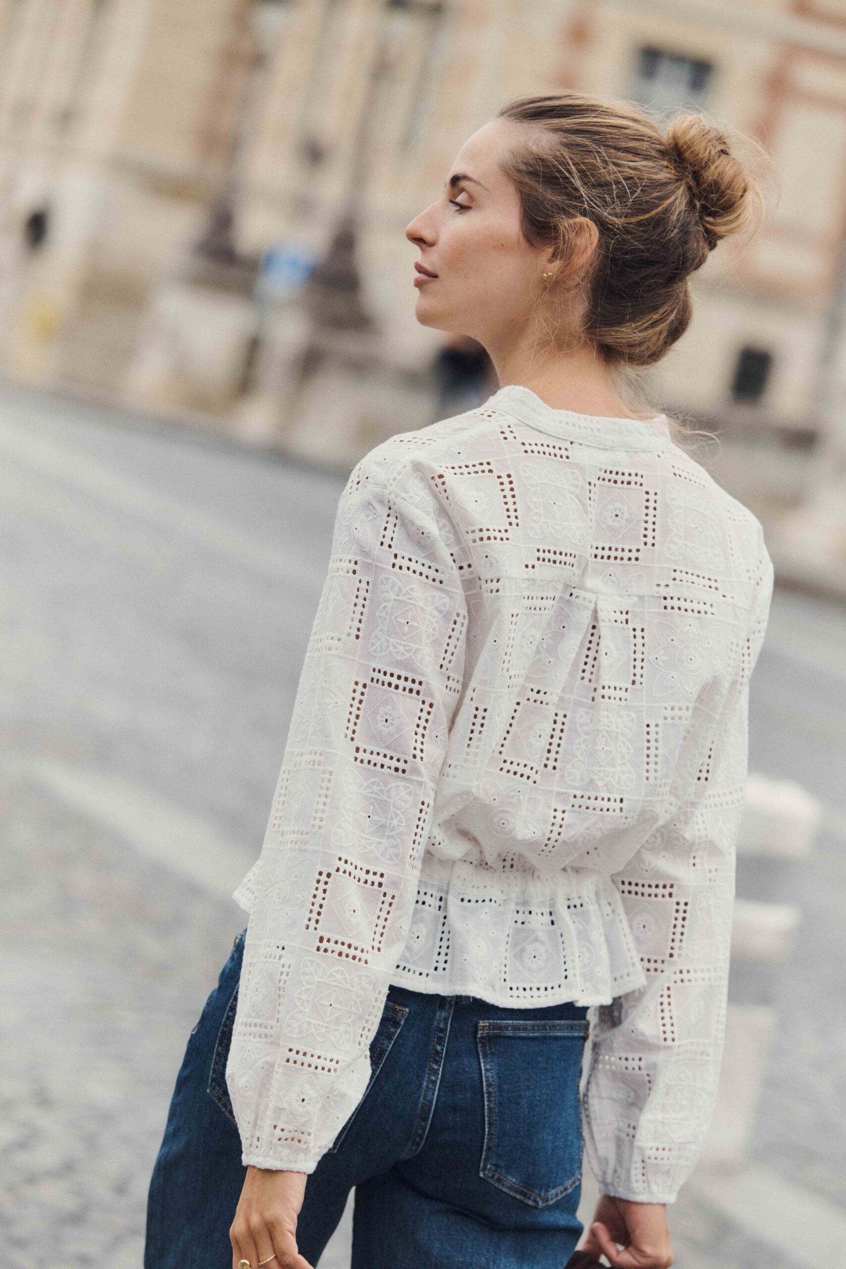 blouse-ylva-blanche-sahoma-1 Sahoma | Blouse Ylva blanche pour femme en broderie anglaise | col rond | manches longues | détail ajouré et lien à la taille