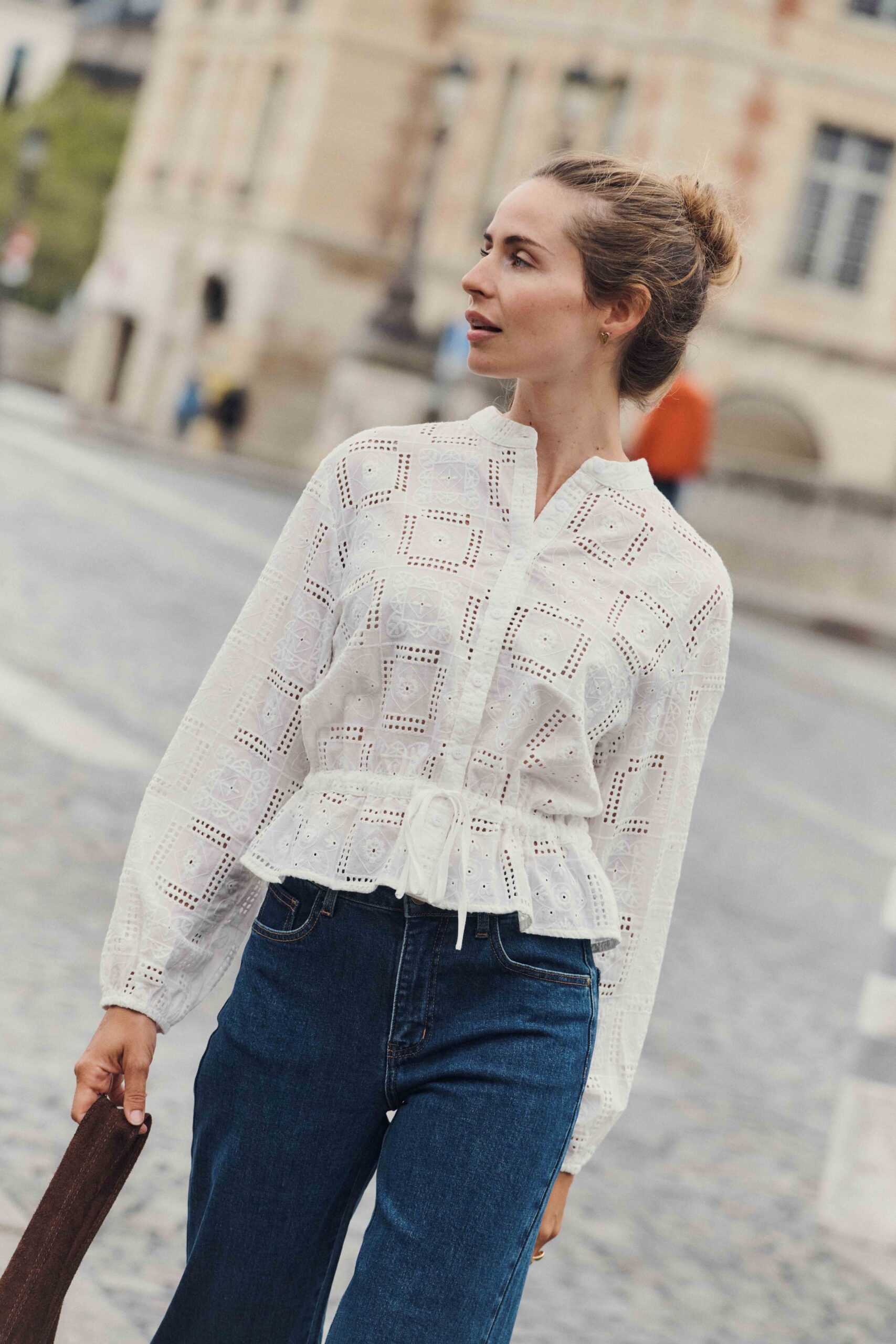 Sahoma | Blouse Ylva blanche pour femme en broderie anglaise | col rond | manches longues | détail ajouré et lien à la taille