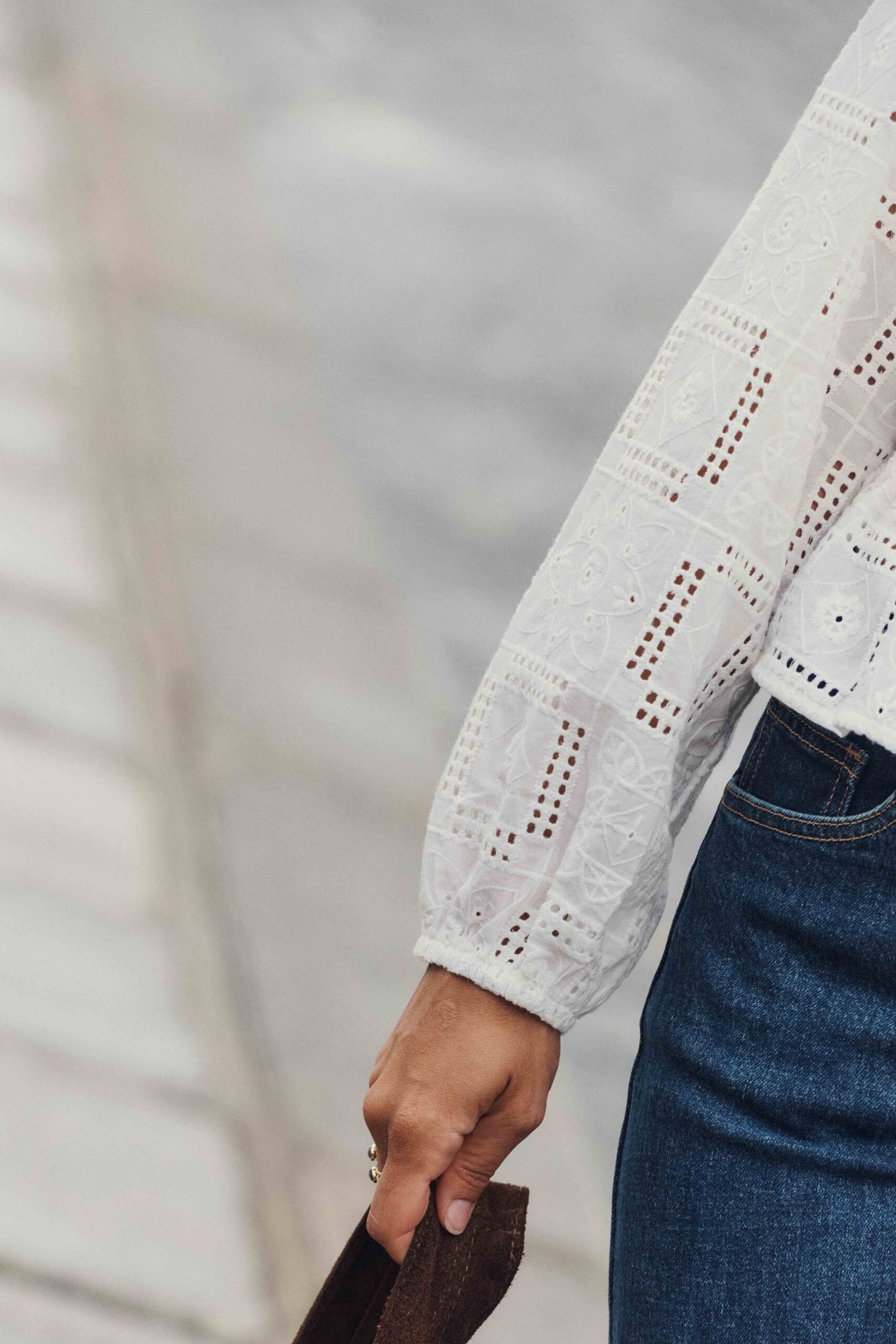 blouse-ylva-blanche-sahoma-3 Sahoma | Blouse Ylva blanche pour femme en broderie anglaise | col rond | manches longues | détail ajouré et lien à la taille