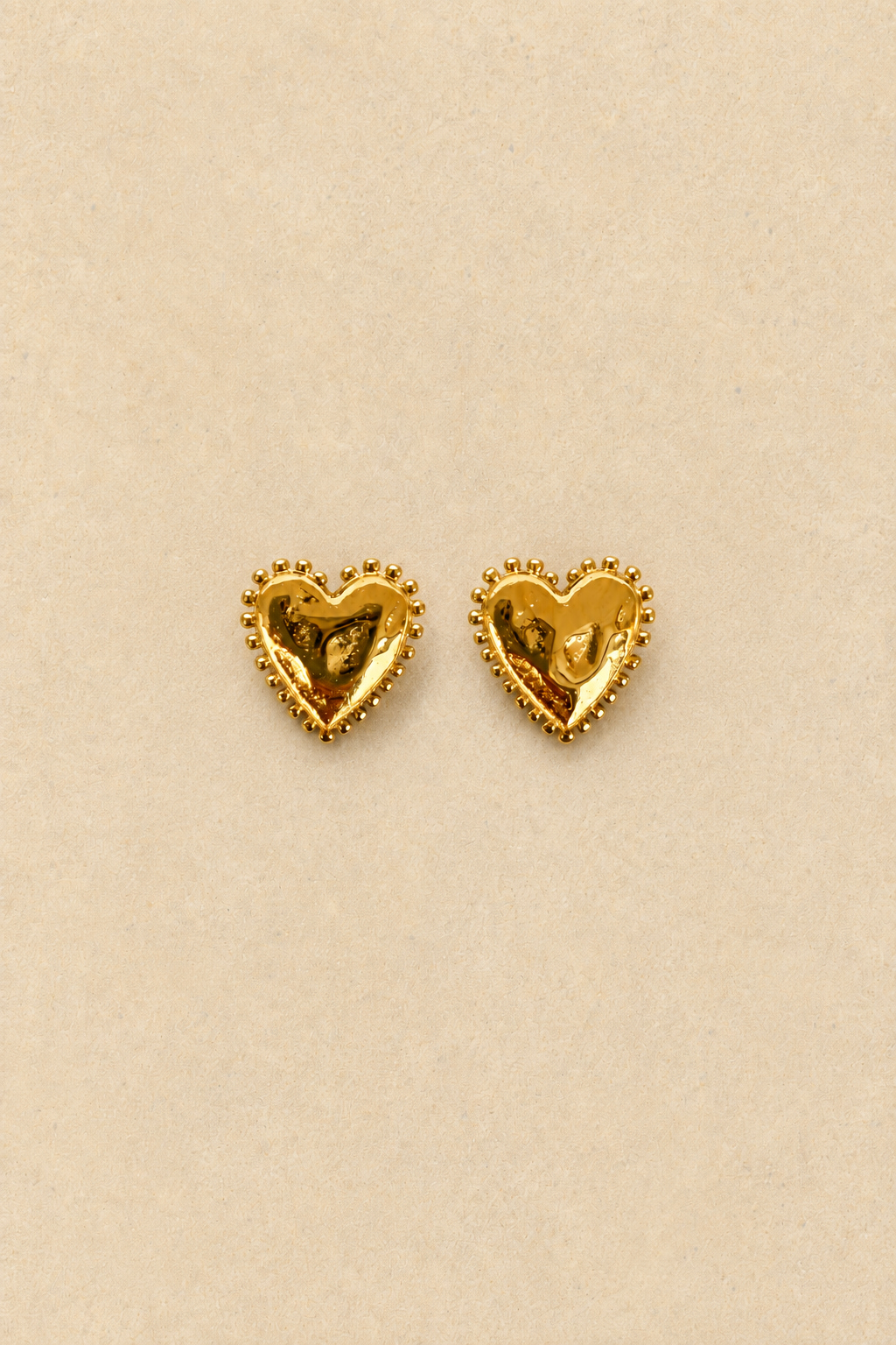 Sahoma | Boucles d’oreilles Aïda en forme de coeur doré | effet martelé